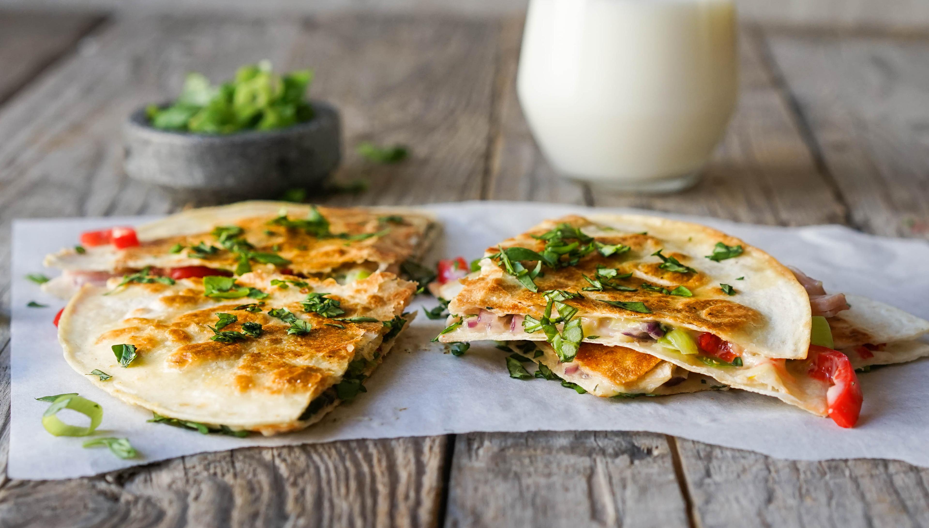 quesadillas med skinke, smøreost og basilikum