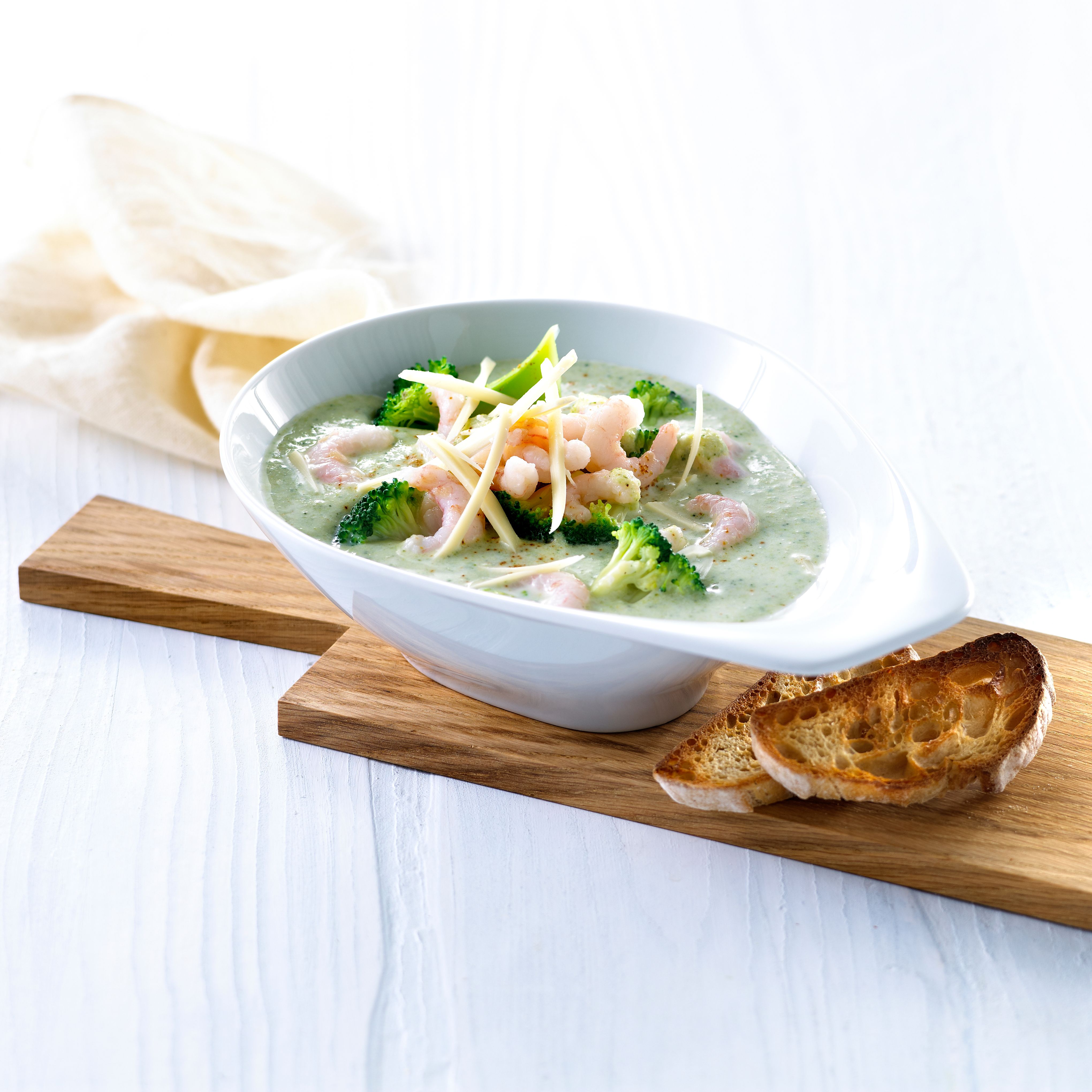 En porsjon brokkolisuppe med reker