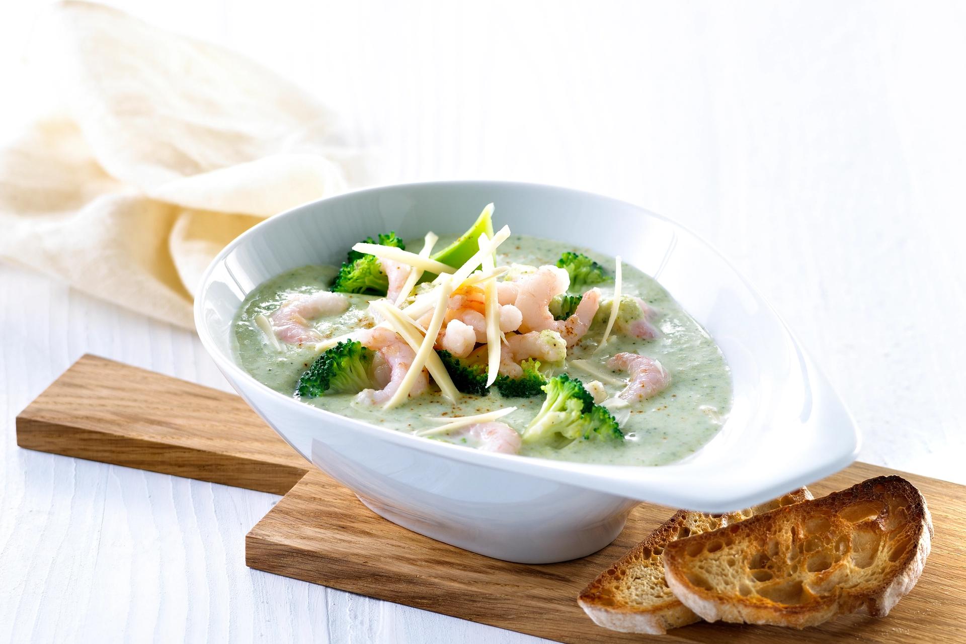 En porsjon brokkolisuppe med reker