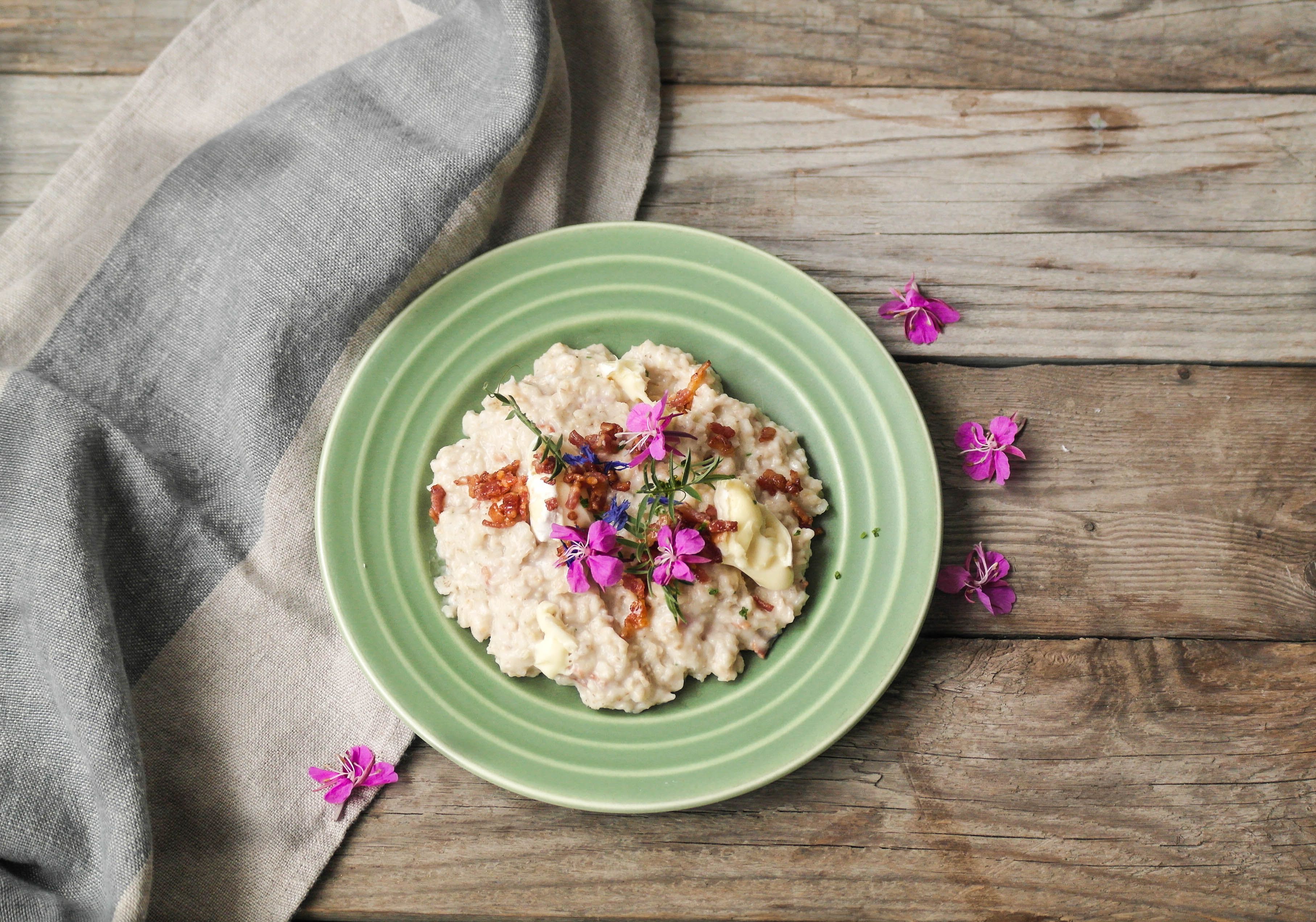 Havregrøt med smeltet brie og sprø bacon