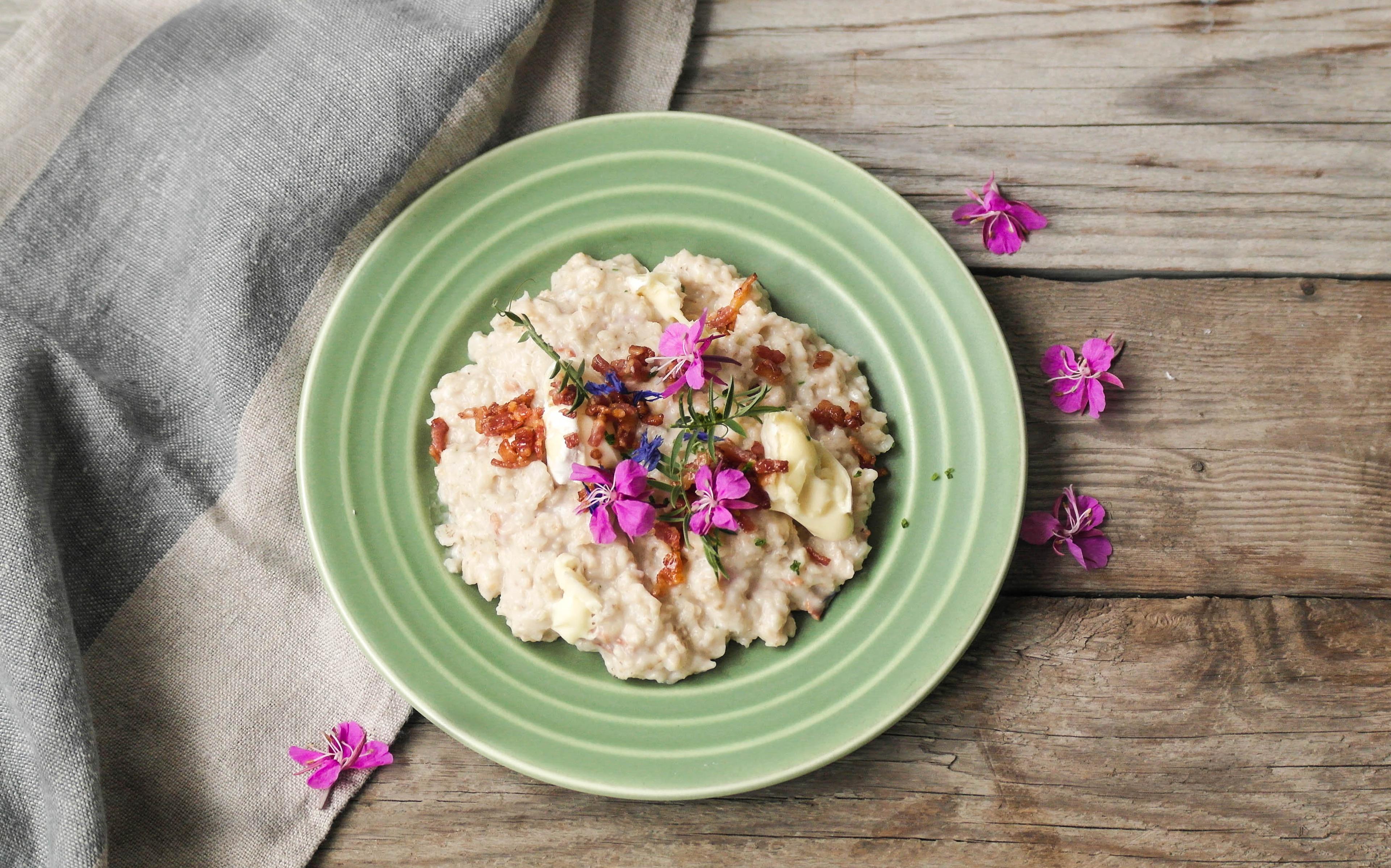 Havregrøt med smeltet brie og sprø bacon