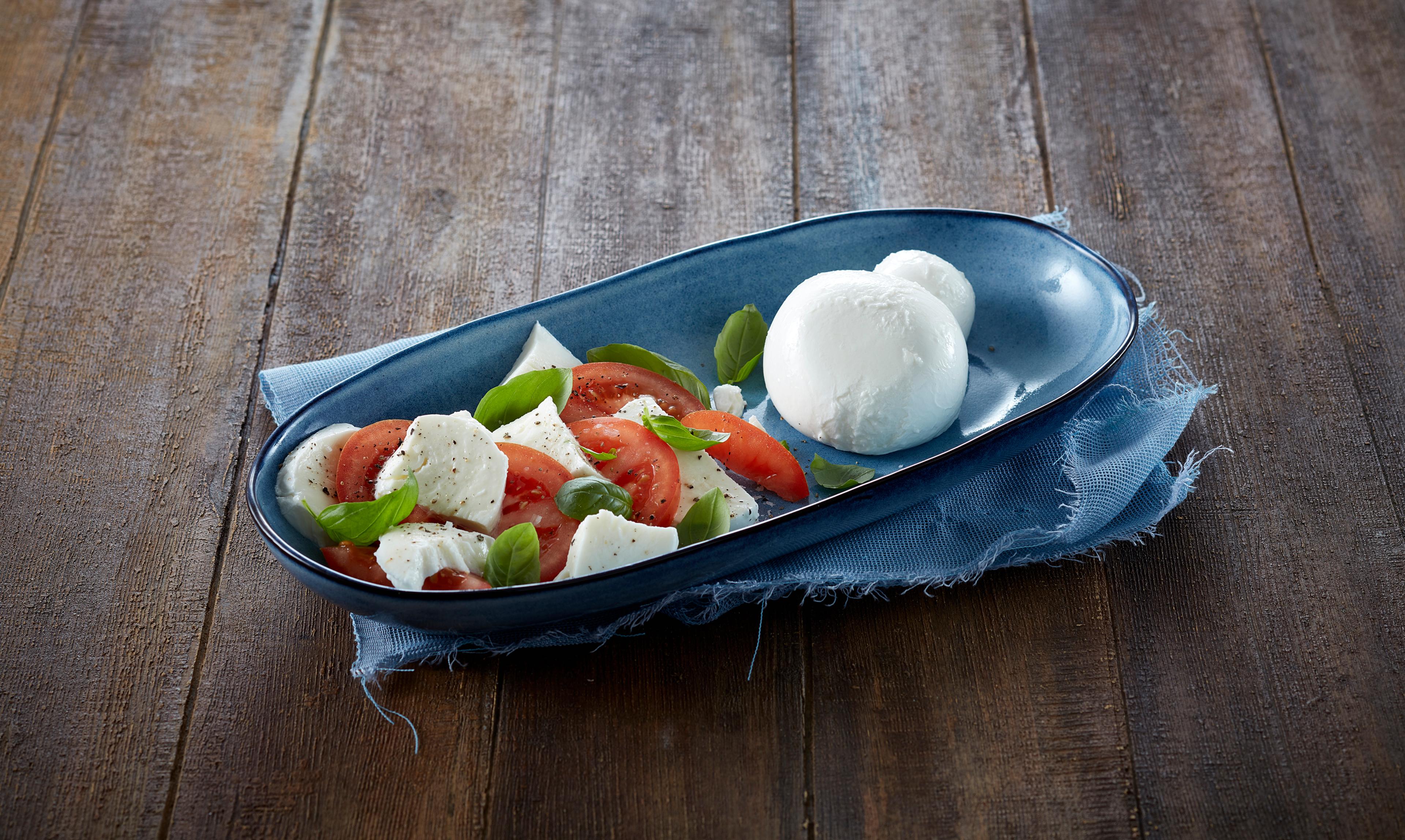 Mozzarellasalat med tomat og basilikum