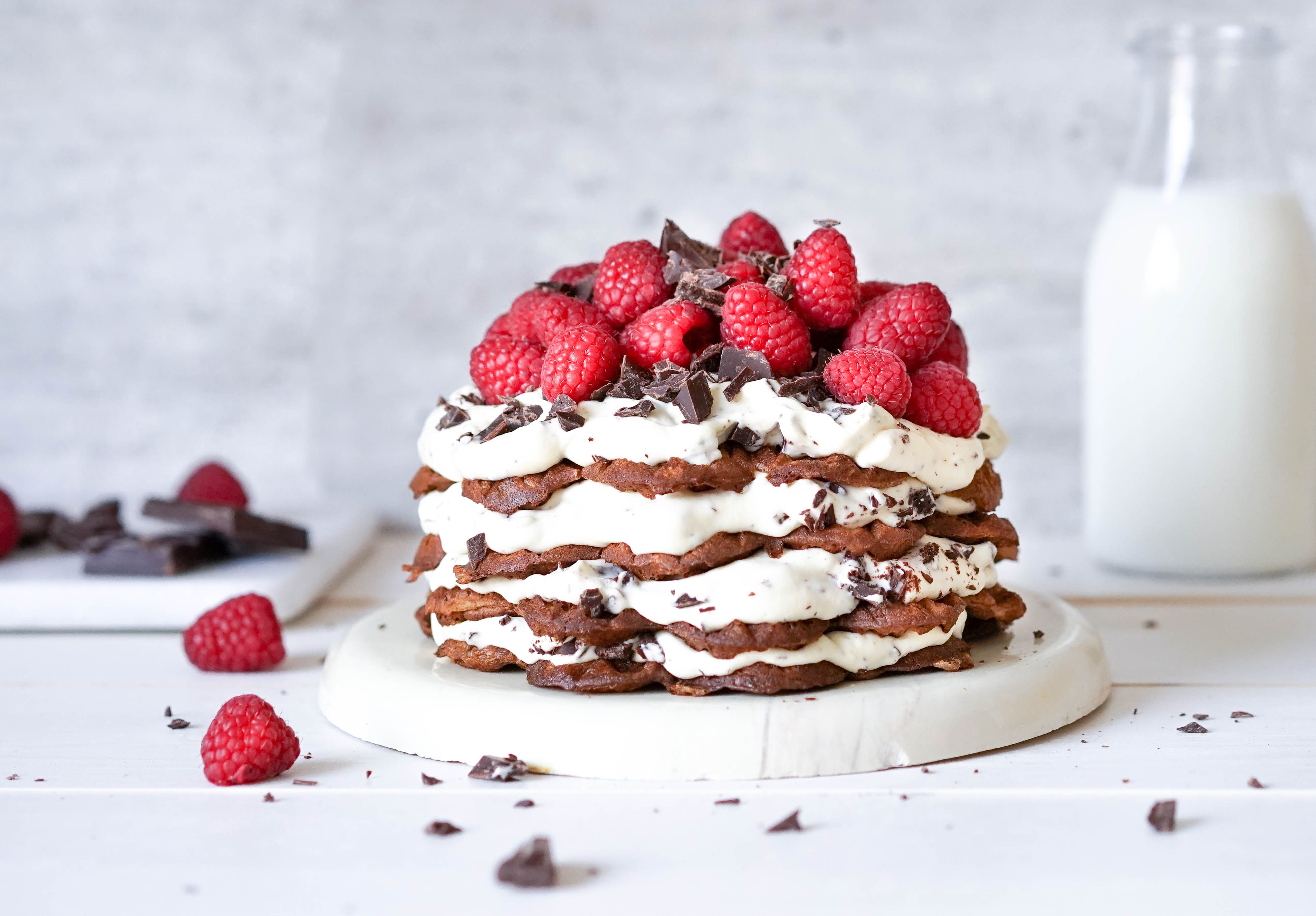 vaffelkake med hvit sjokoaldekrem og bringebær