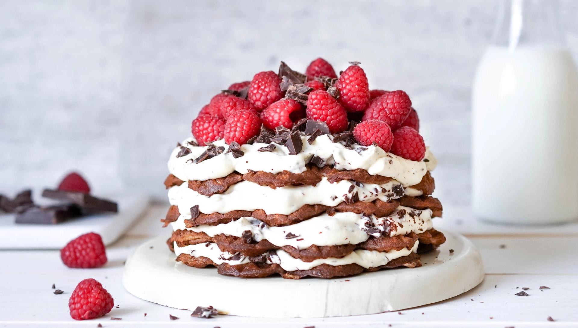 vaffelkake med hvit sjokoaldekrem og bringebær