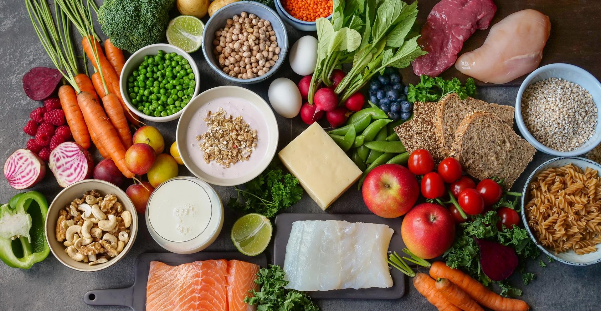 Bord med masse matvarer