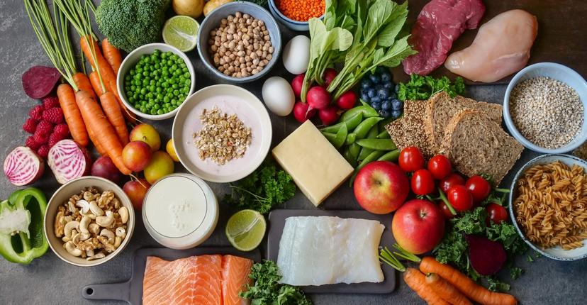 Bord med masse matvarer