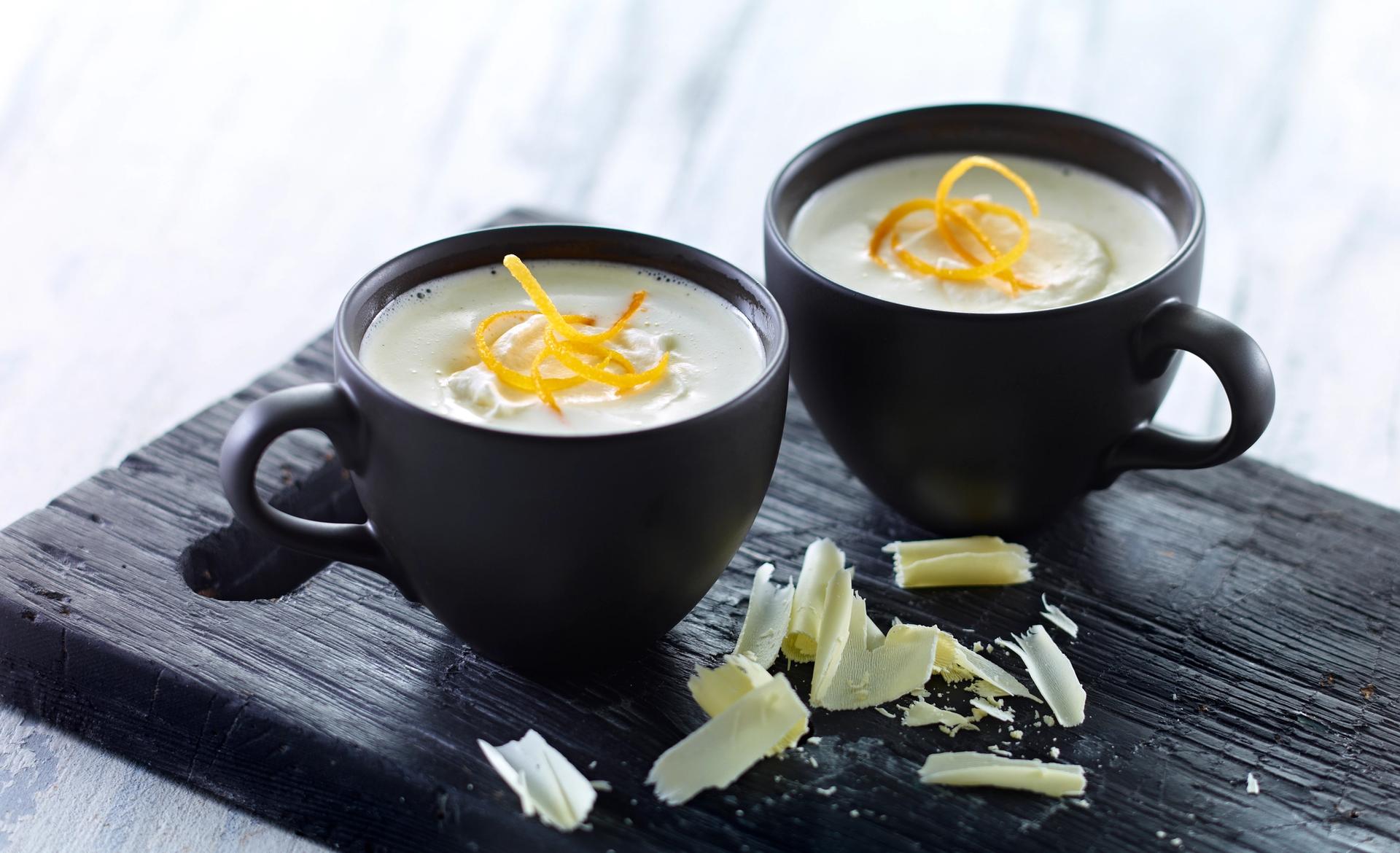 Varm hvit sjokolade med appelsin