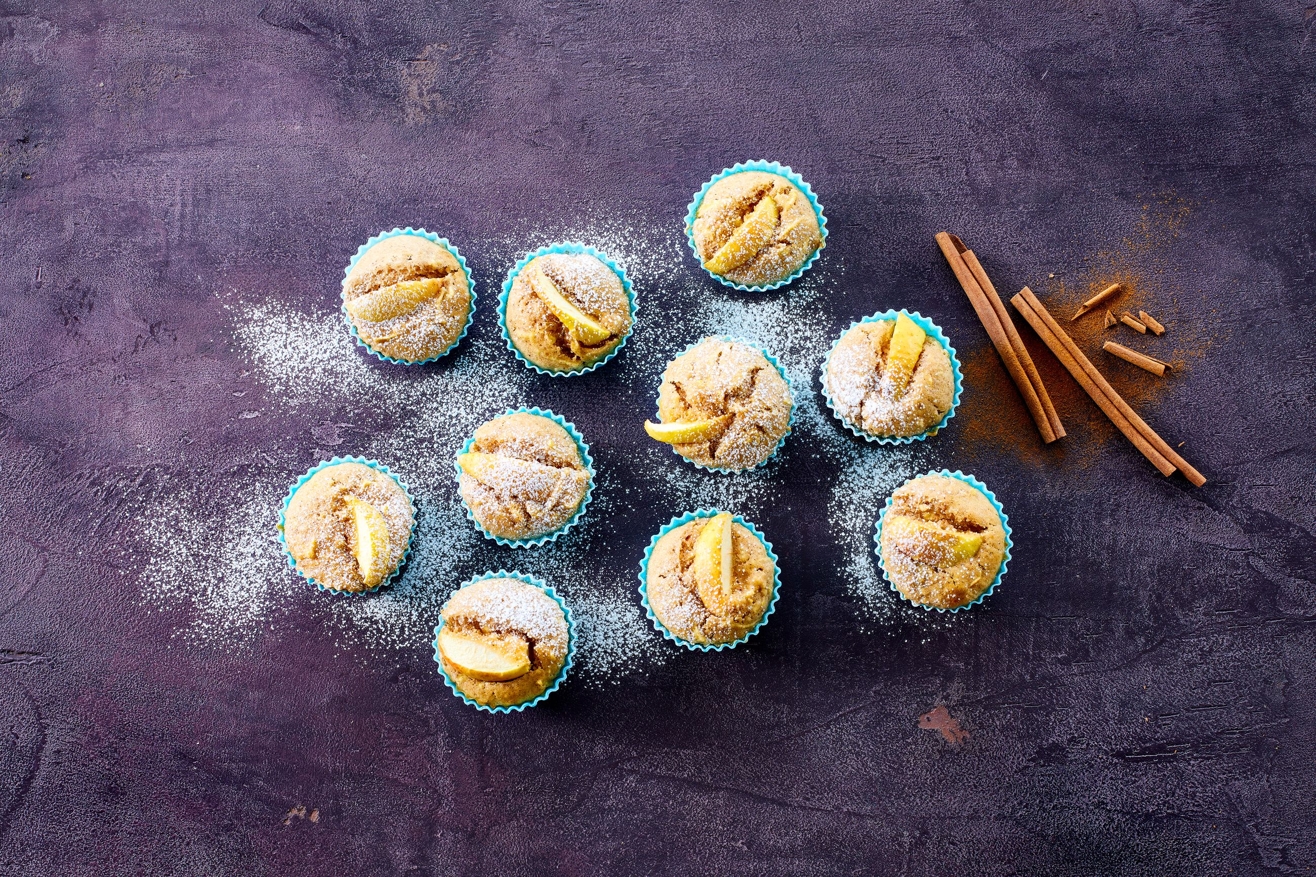 Muffins toppet med eple og kanel