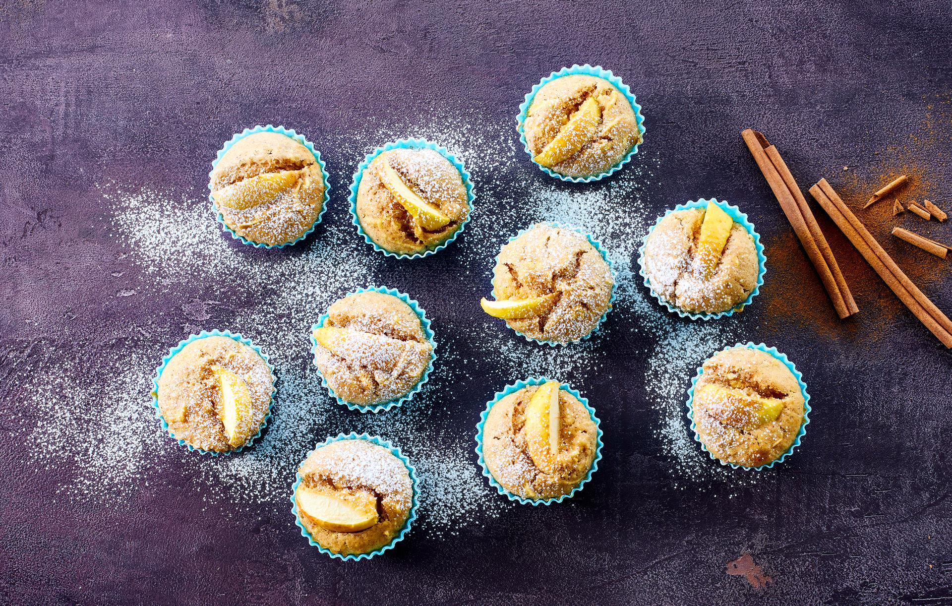 Muffins toppet med eple og kanel