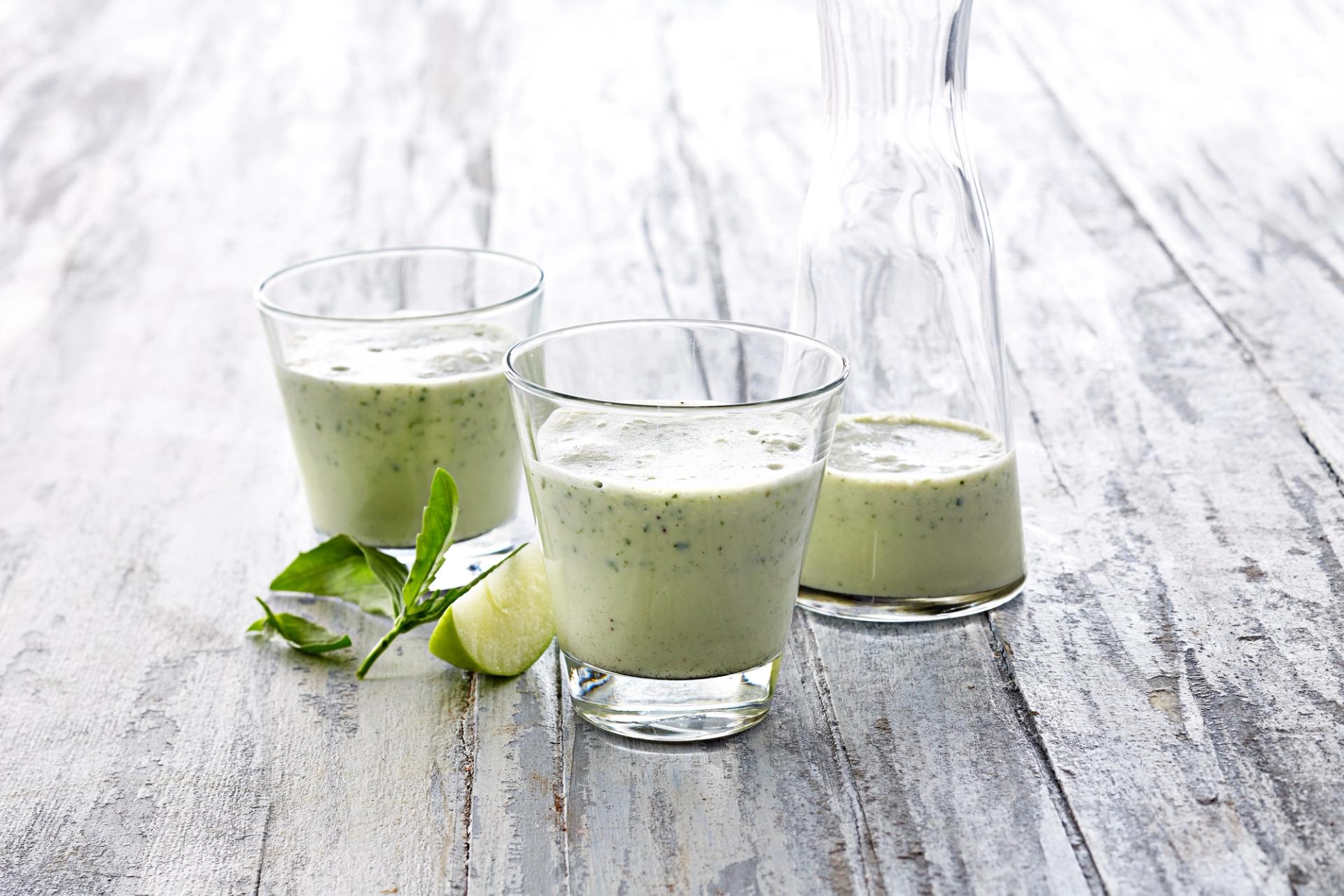 Milkshake med basilikum og eple.