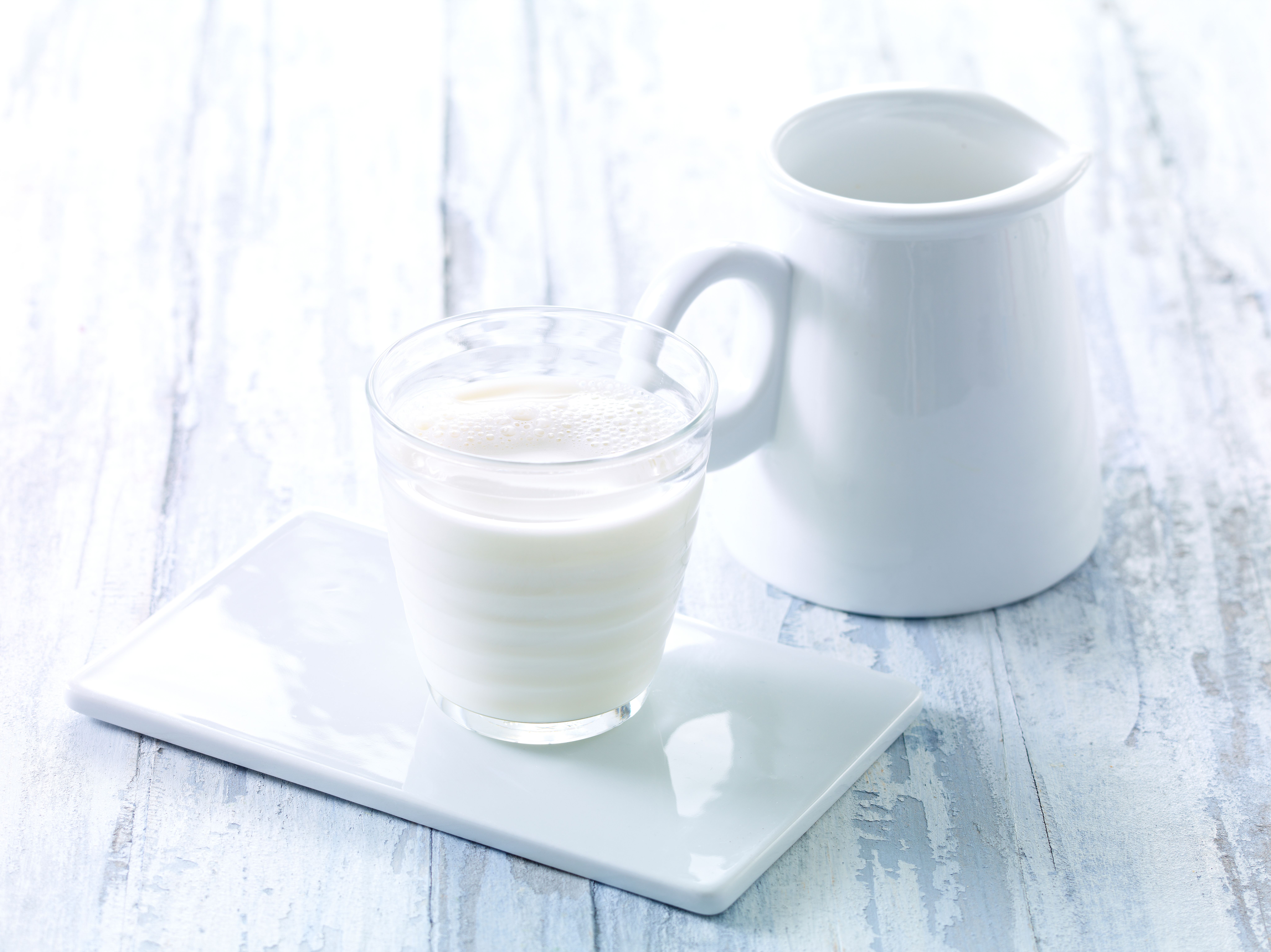 Melk i mugge og glass