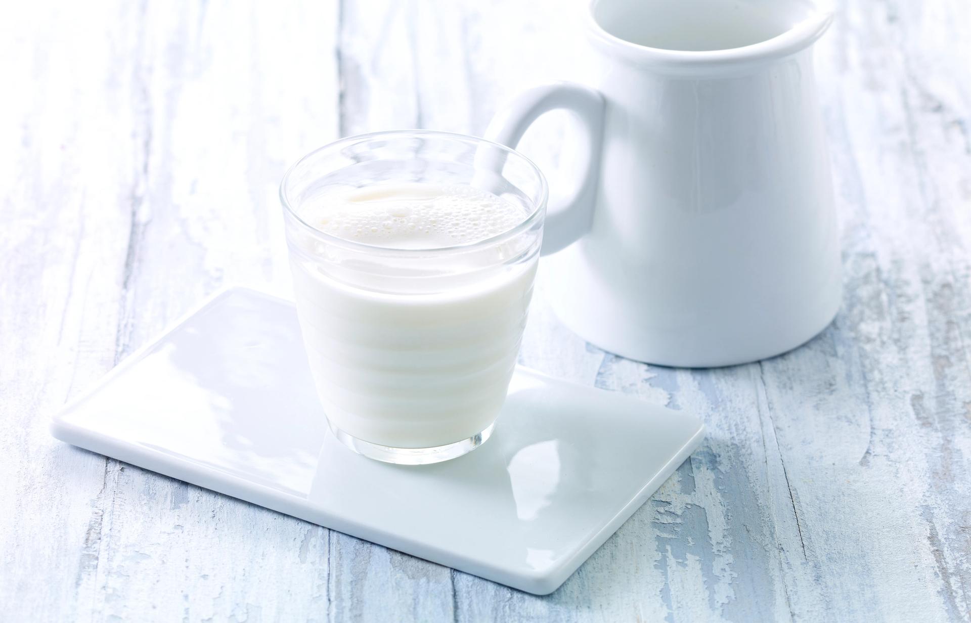 Melk i mugge og glass