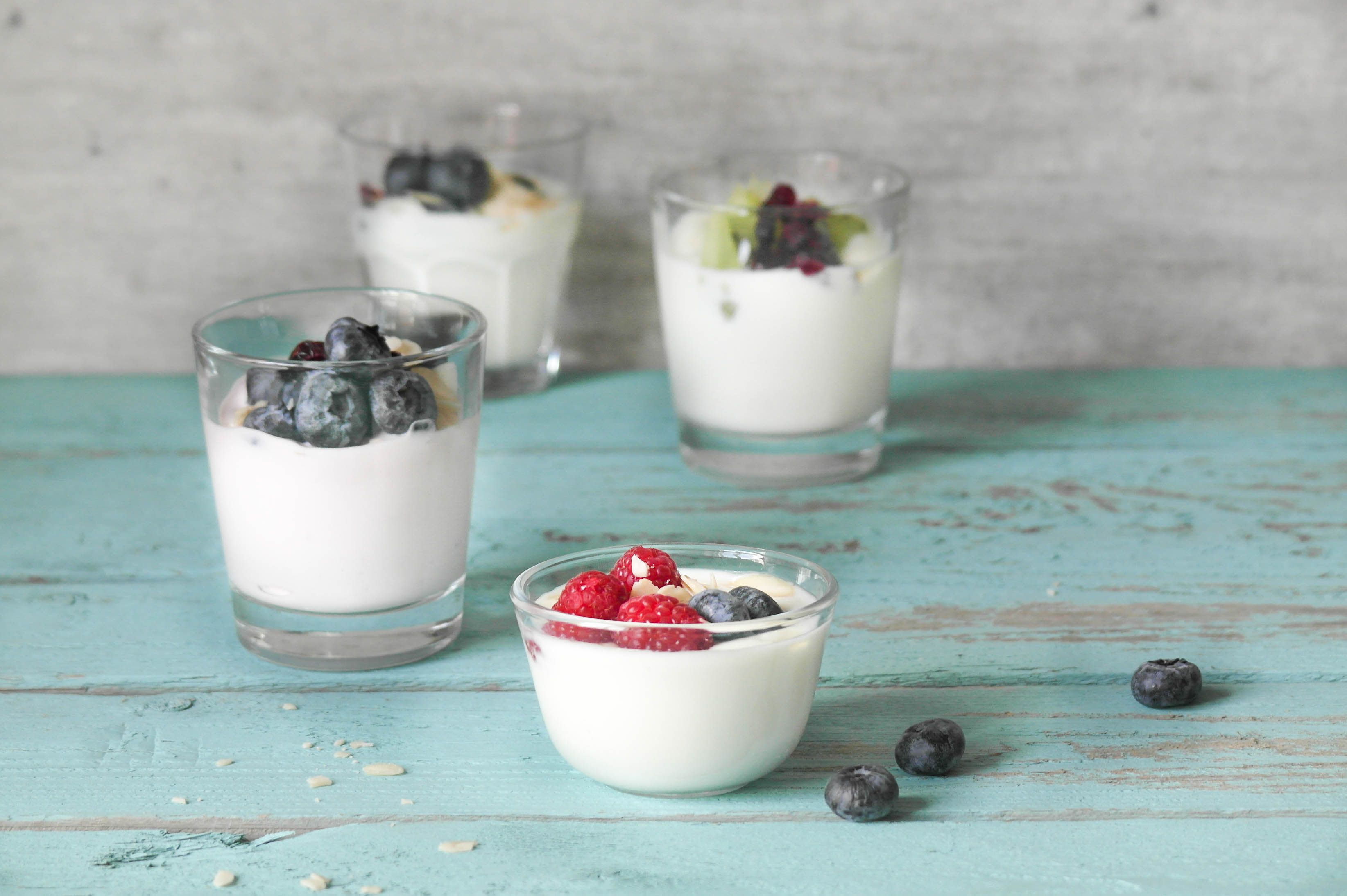 skåler med yoghurt og frukt 