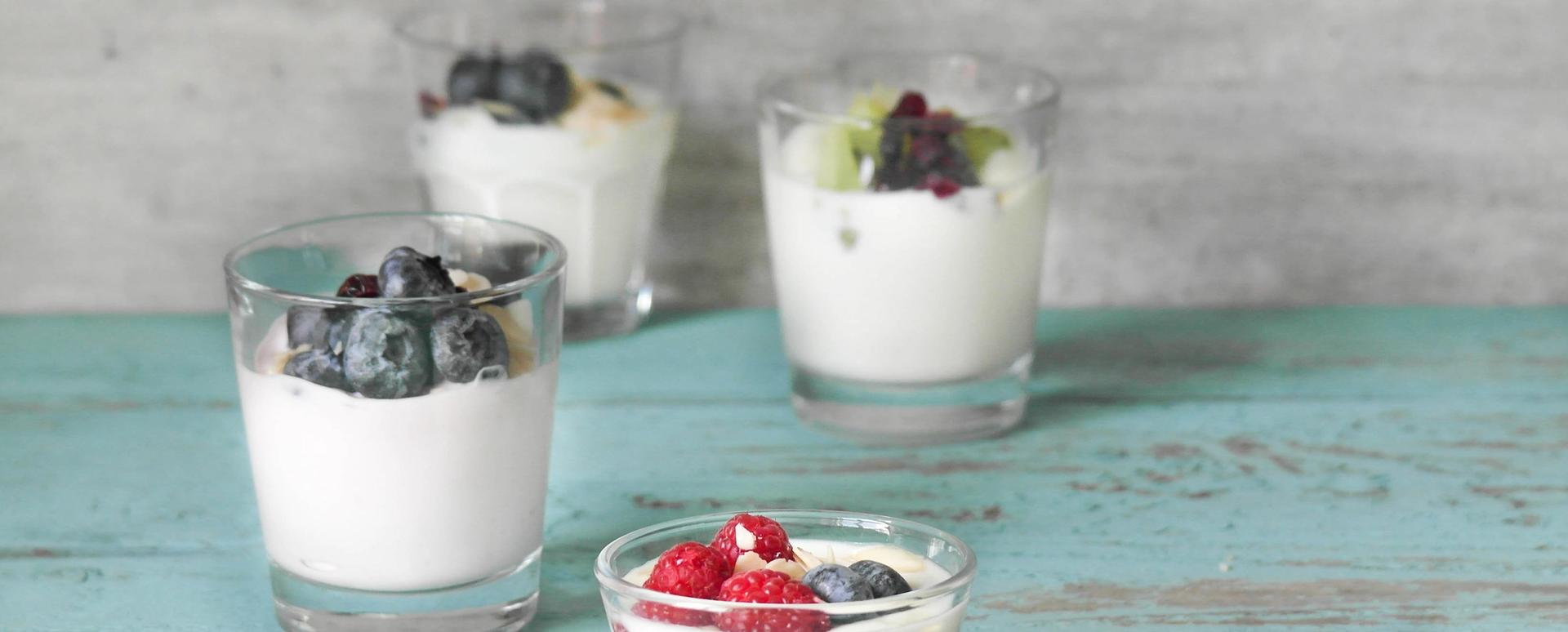skåler med yoghurt og frukt