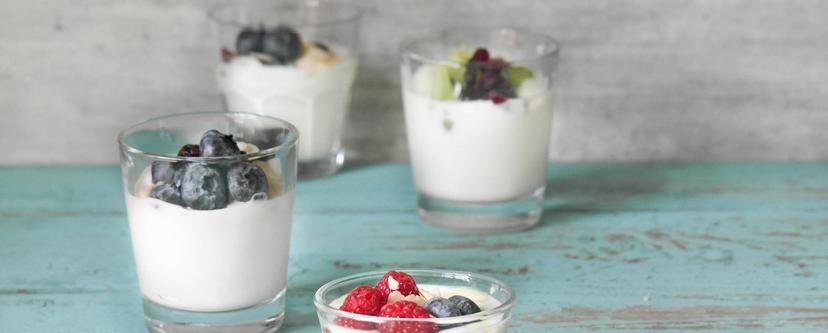 skåler med yoghurt og frukt