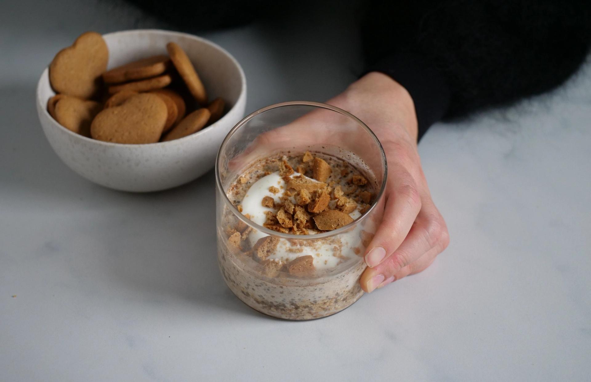 Et glass med grøt toppet med knuste pepperkaker 