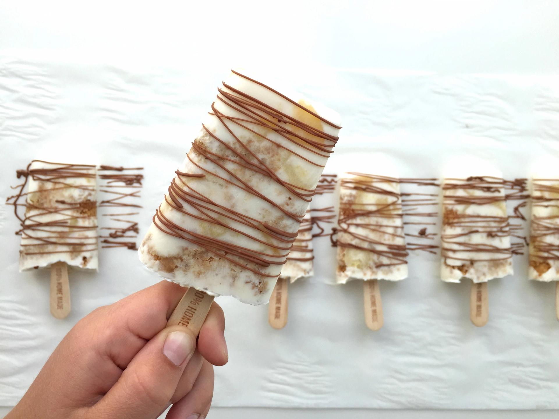 Tilslørte bondepiker på pinne_2