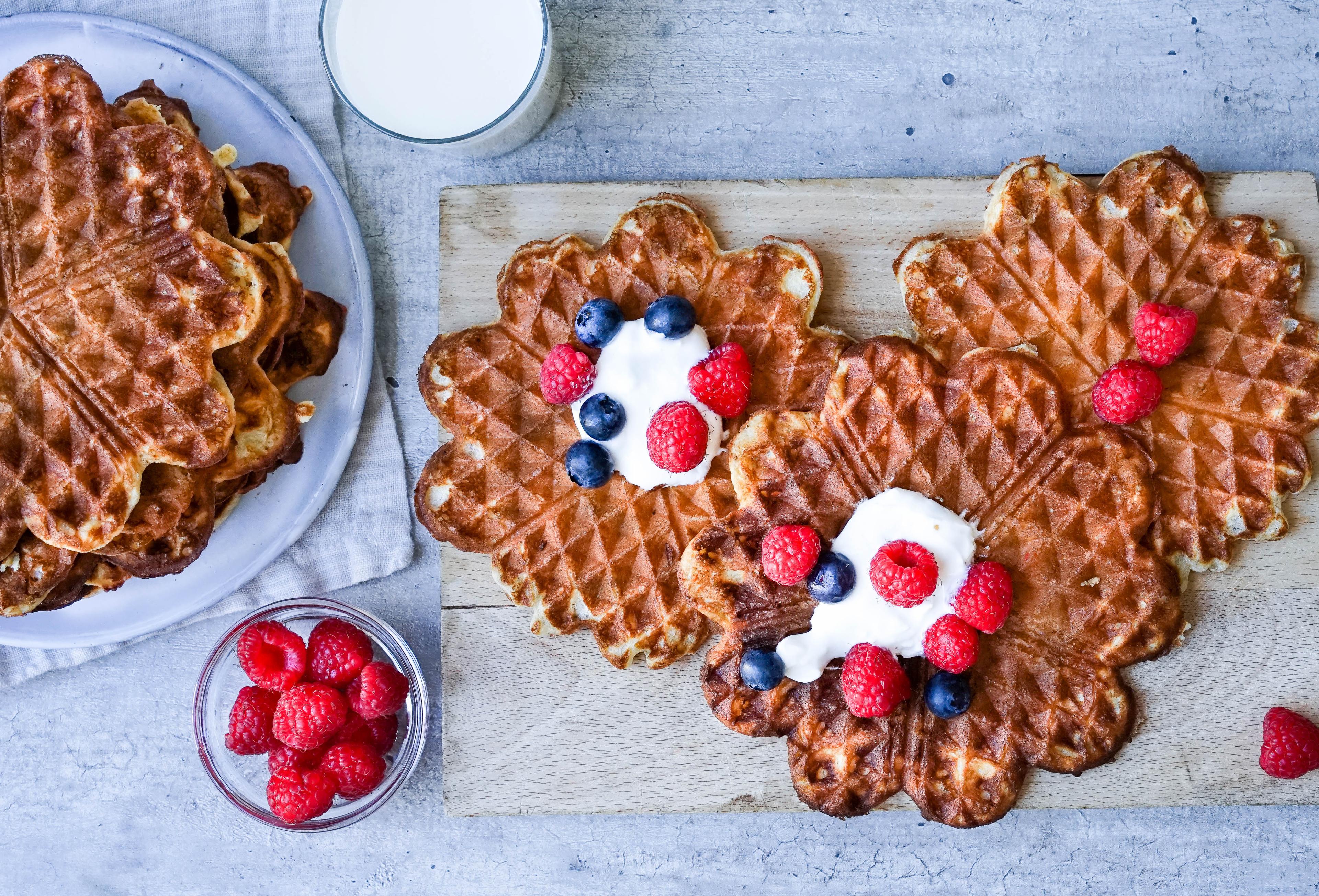 Vafler med rømme og bær