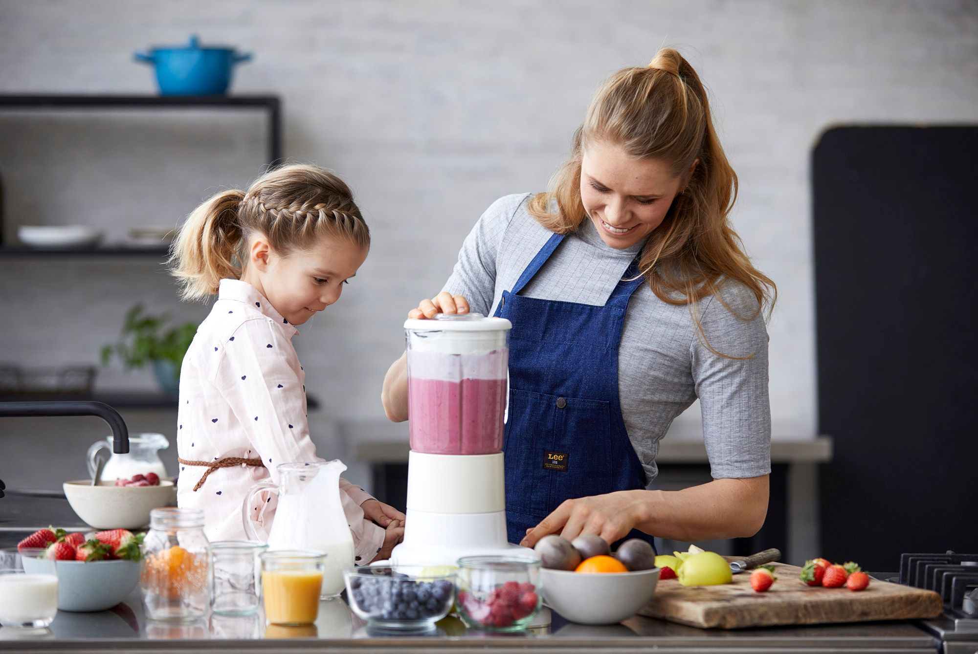 Mor og datter lager smoothie