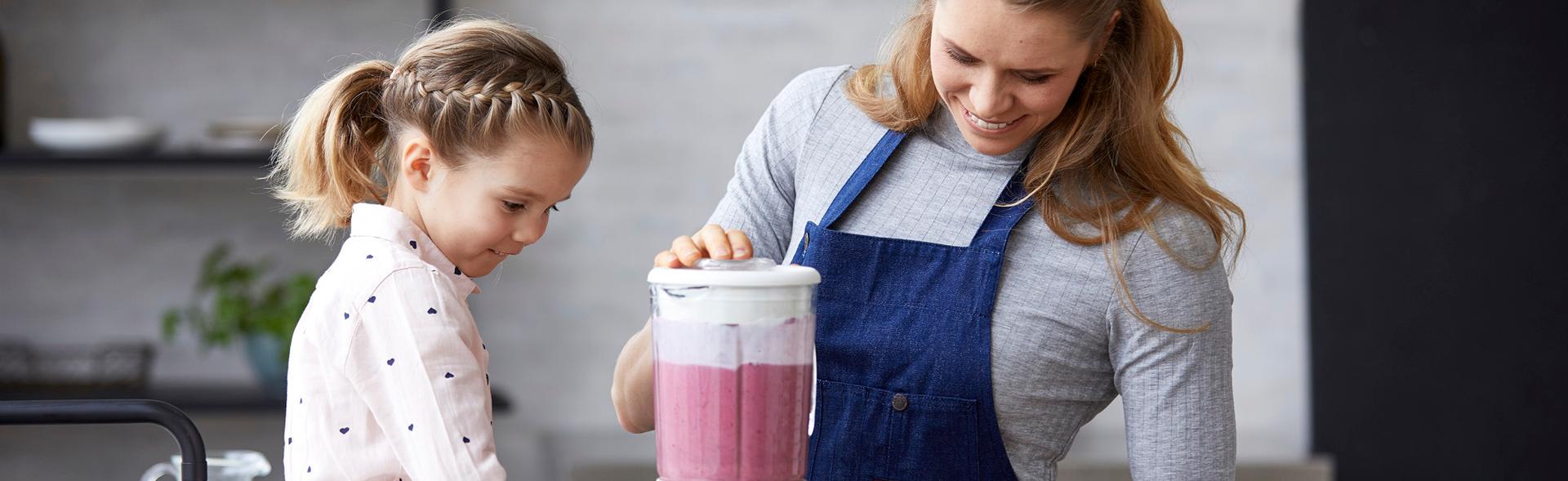 Mor og datter lager smoothie