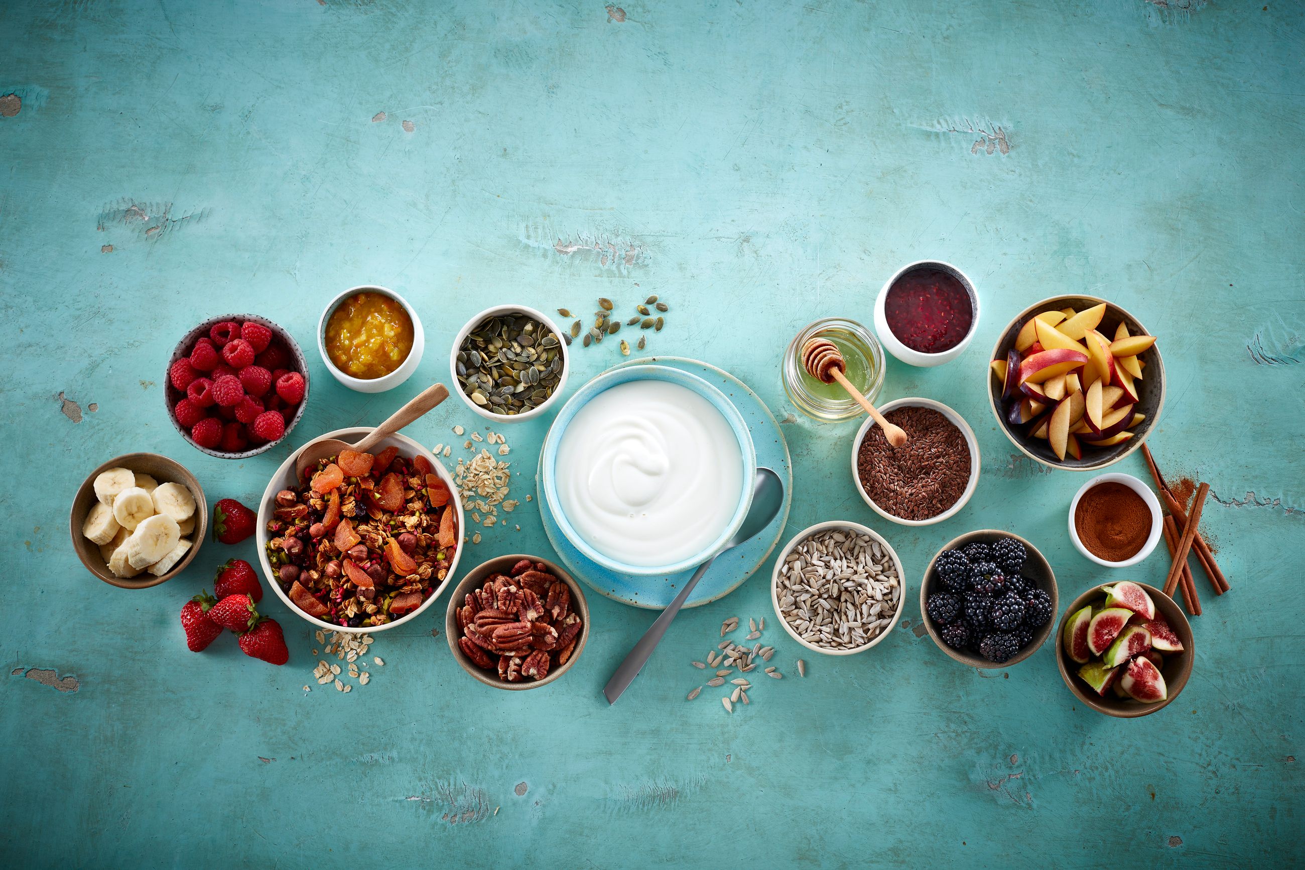 Fire skåler med yoghurt og bær