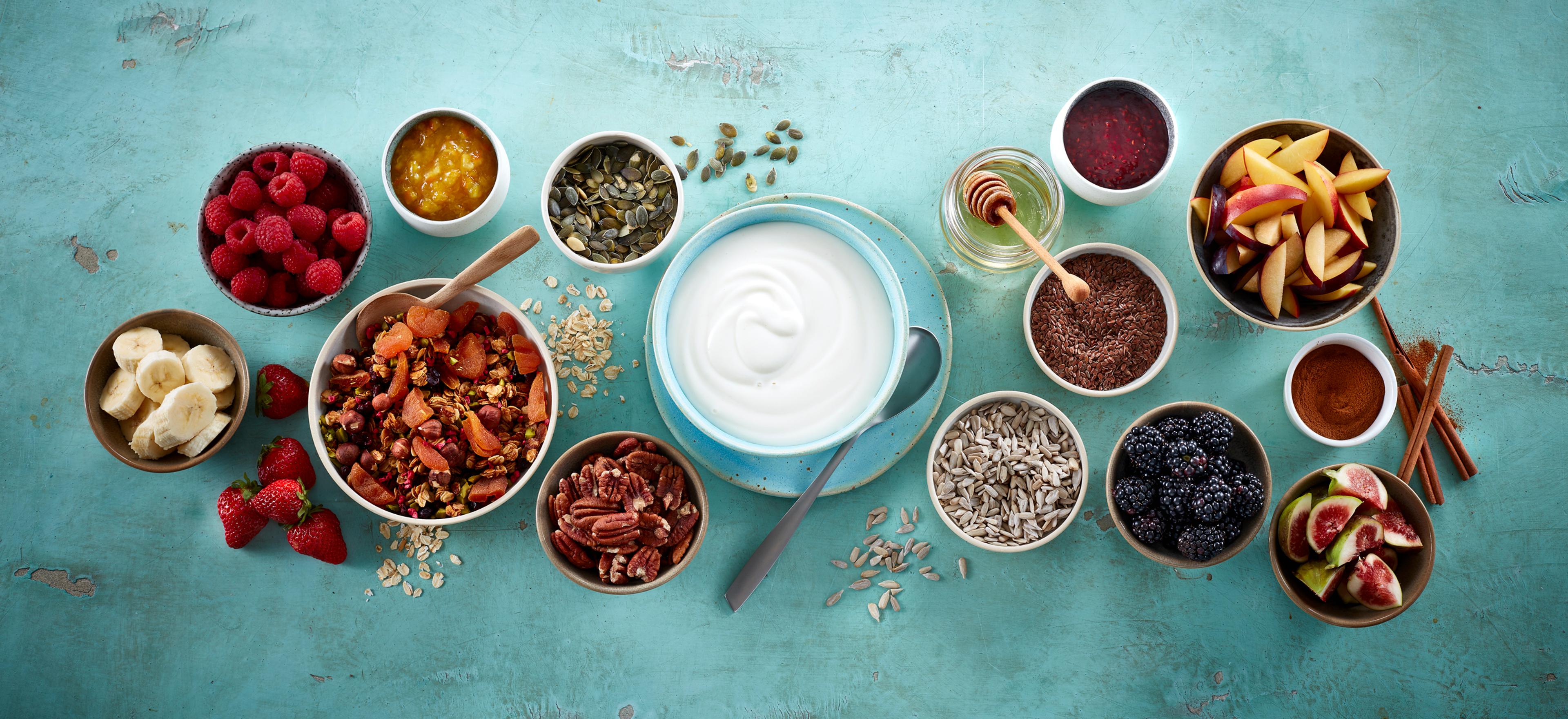 Fire skåler med yoghurt og bær