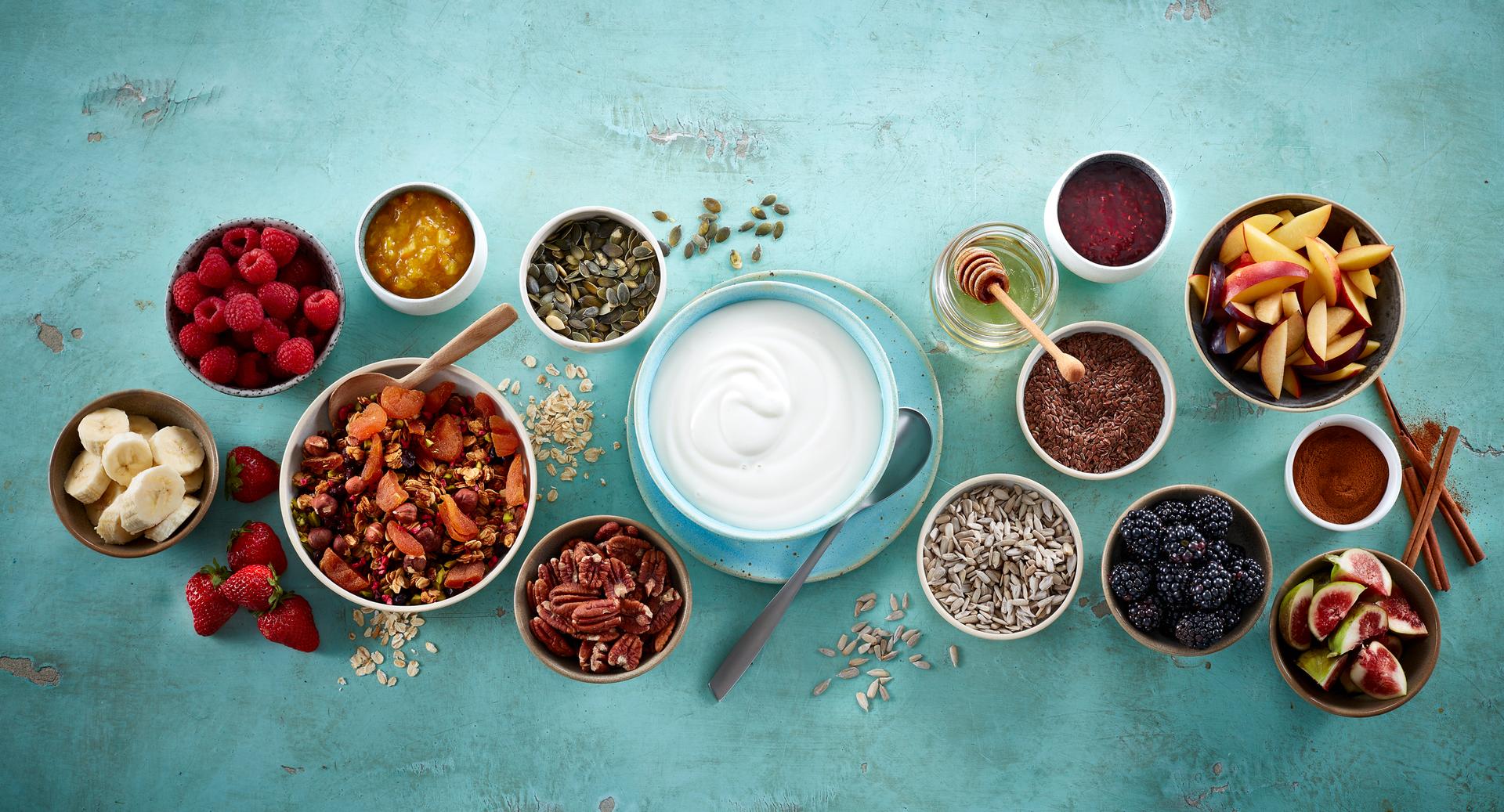 Yoghurt naturell med ulike toppinger