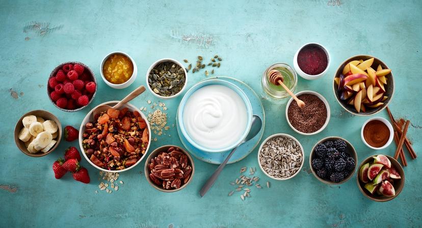 Yoghurt naturell med ulike toppinger