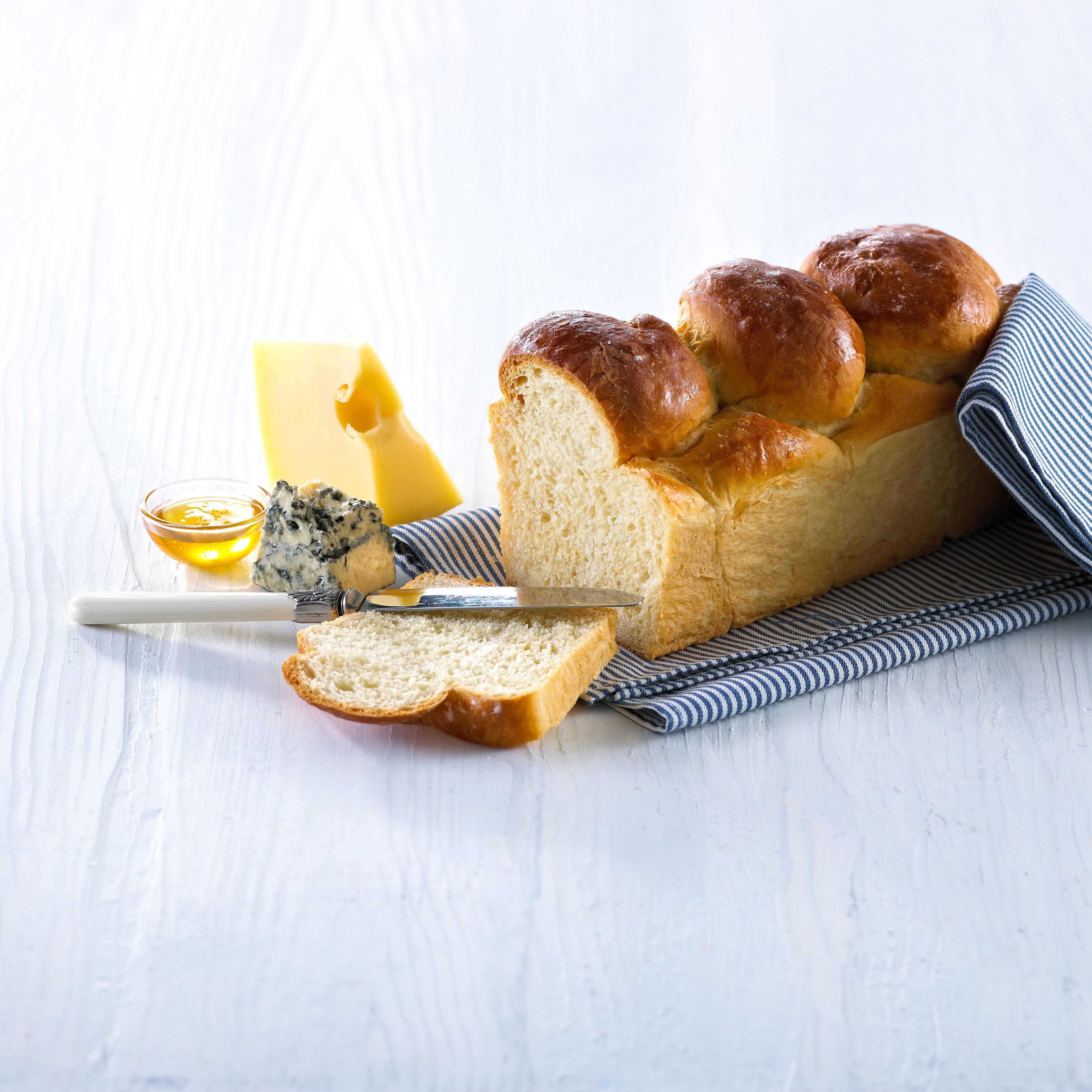 Briochebrød ved siden av gulost og blåmuggost