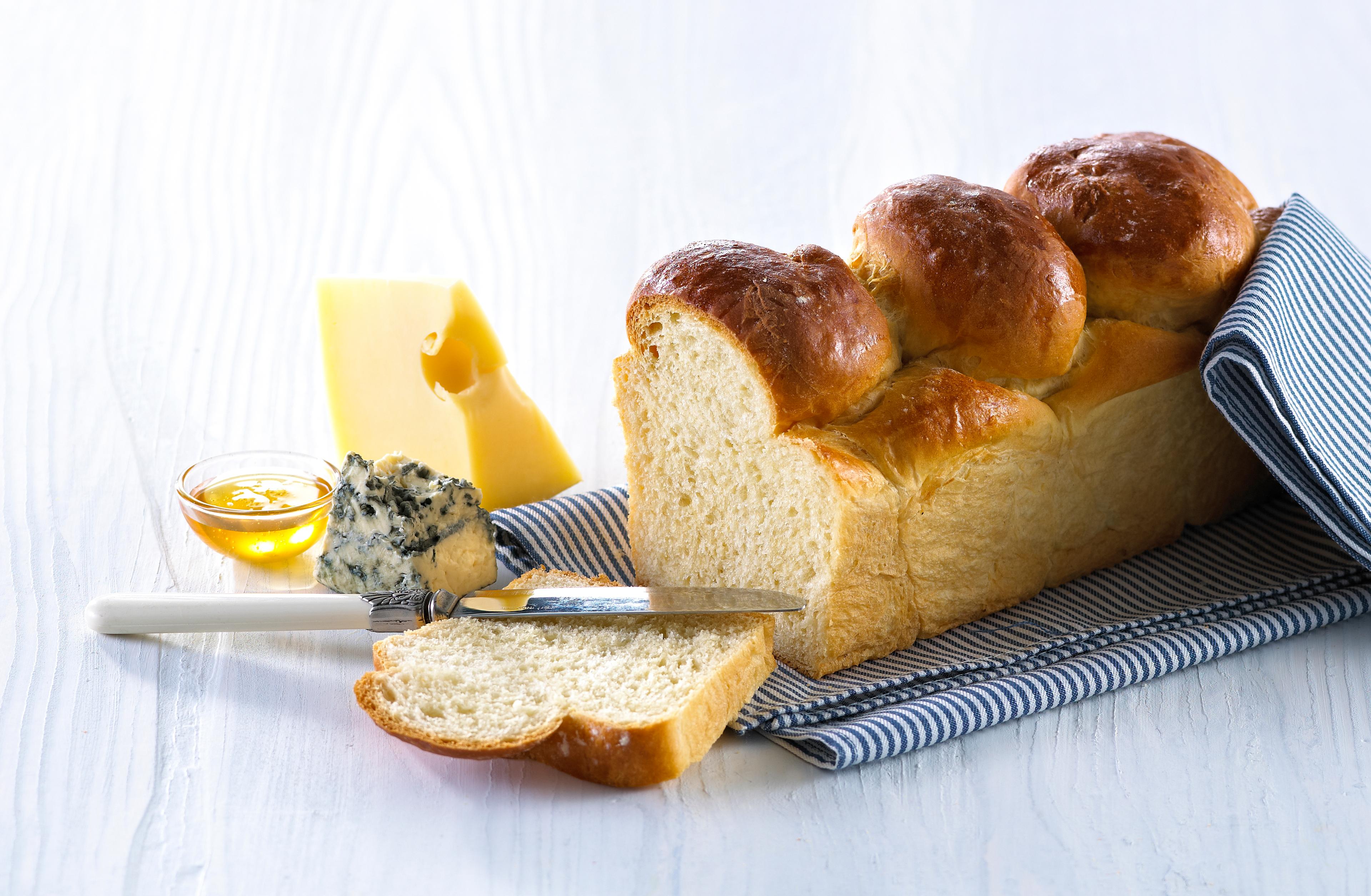 Briochebrød ved siden av gulost og blåmuggost