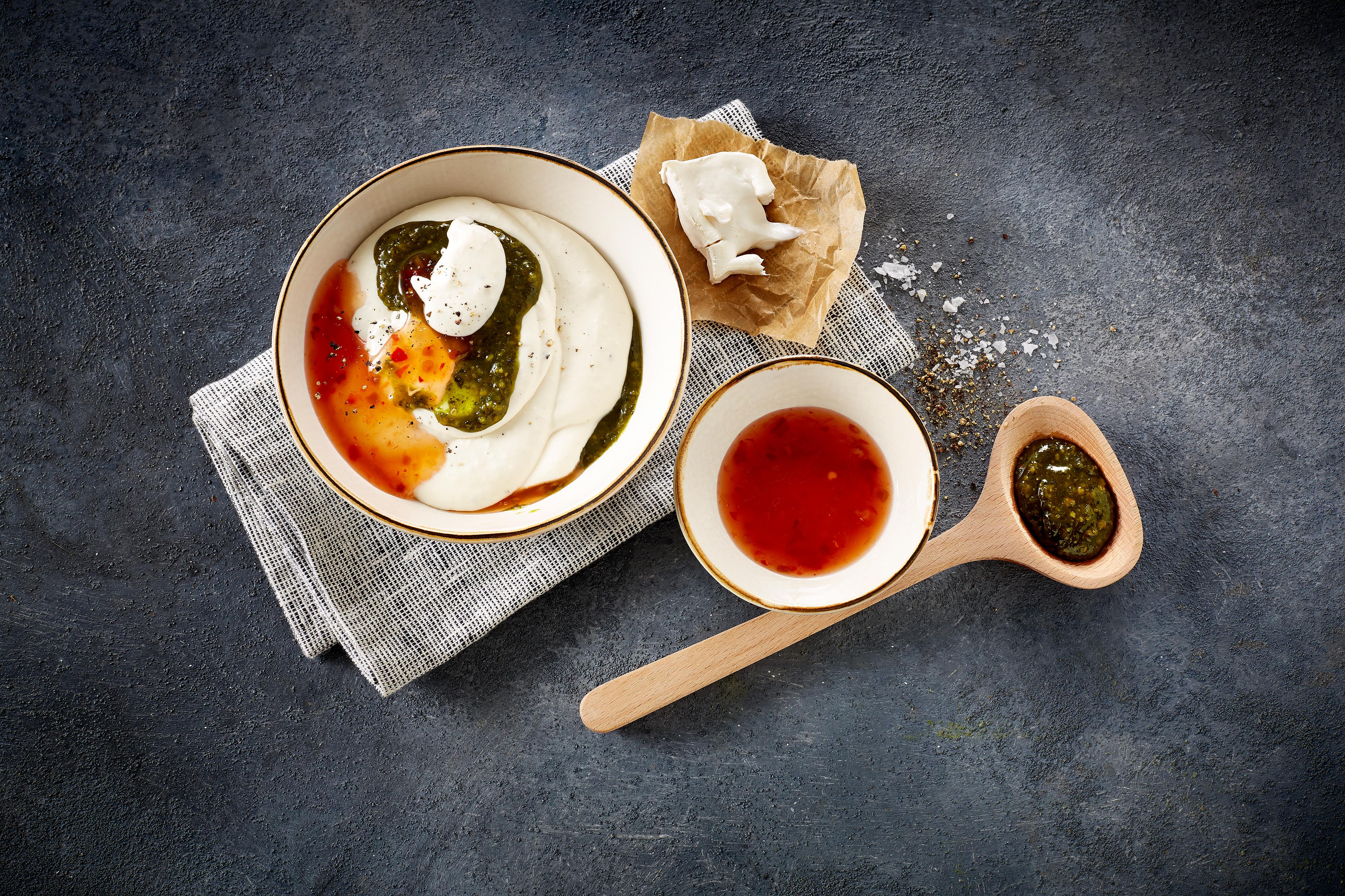 Hvit geitostdipp med pesto