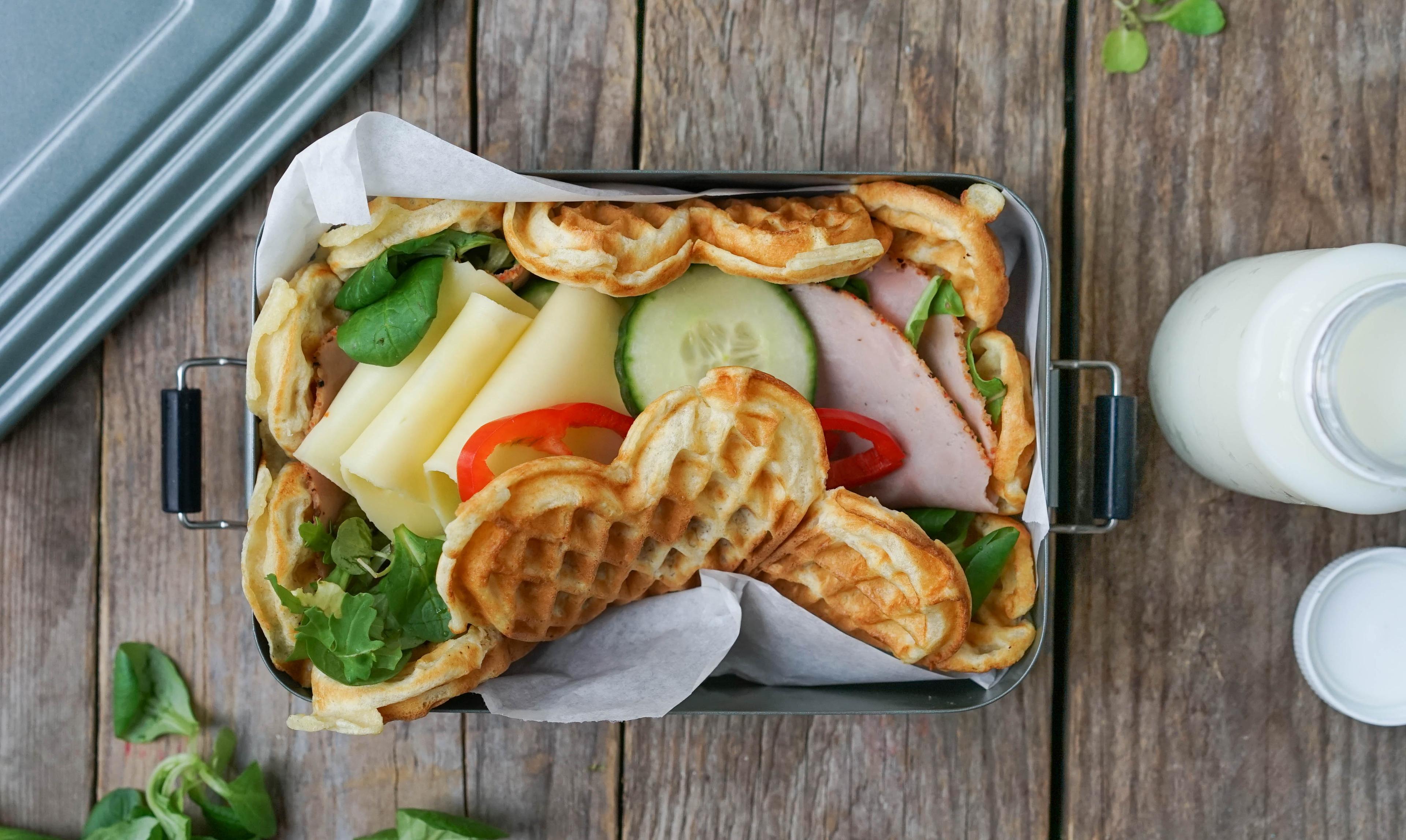 Matboks med med vaffel med ost og skinke