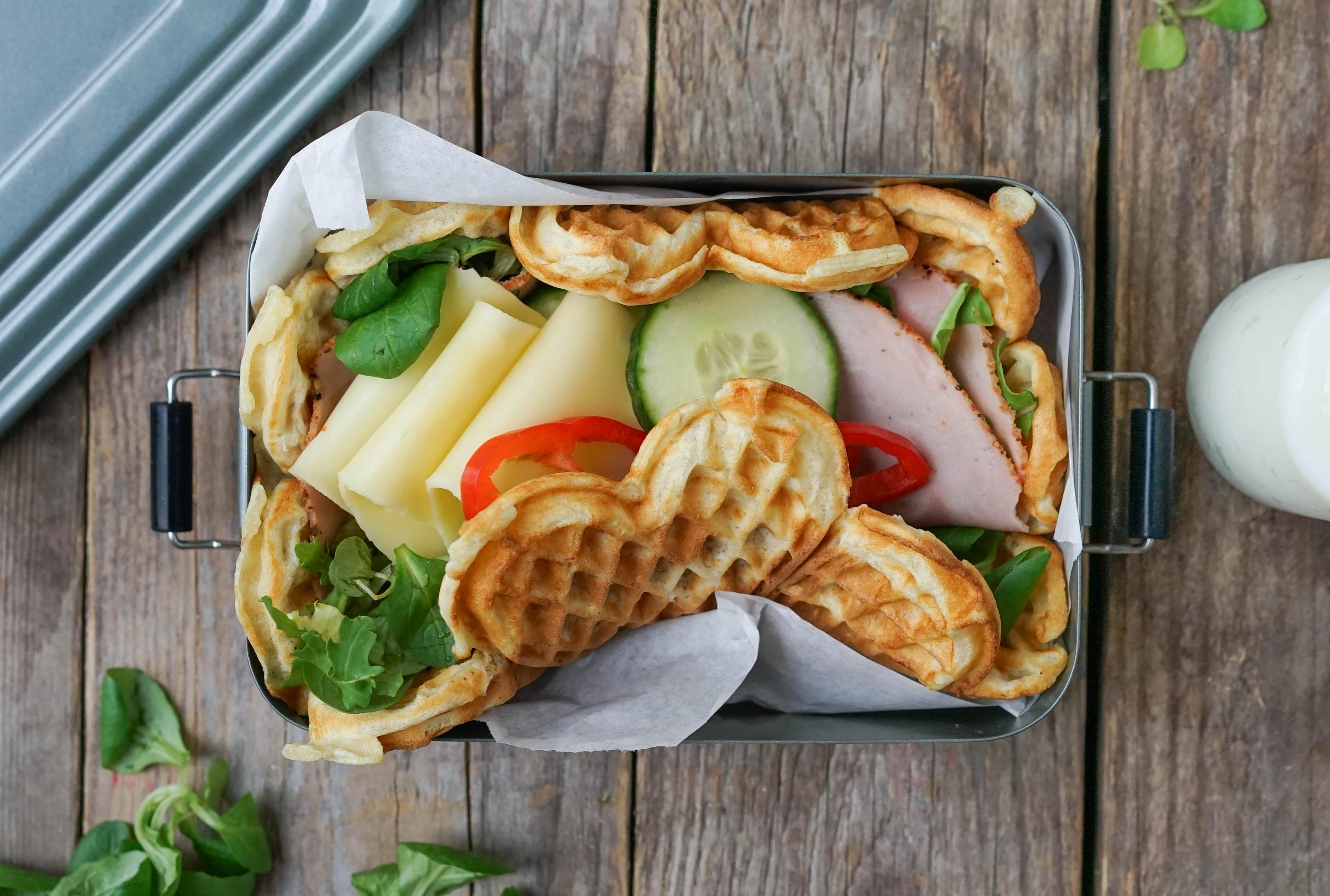 Matboks med med vaffel med ost og skinke