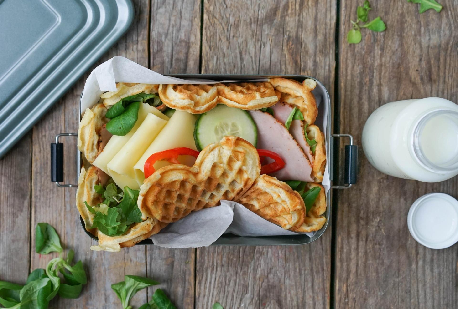 Matboks med med vaffel med ost og skinke