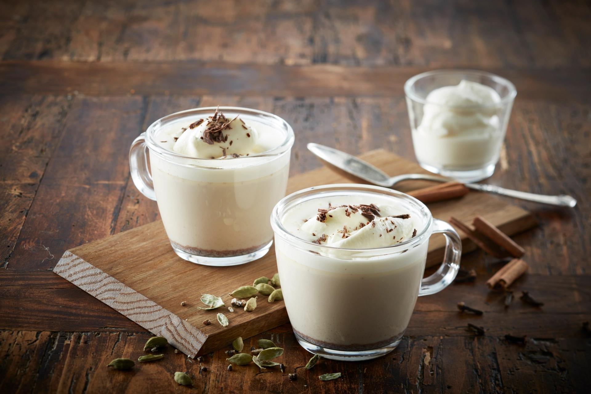 Varm melk med krydder i gjennomsiktige glass med hank