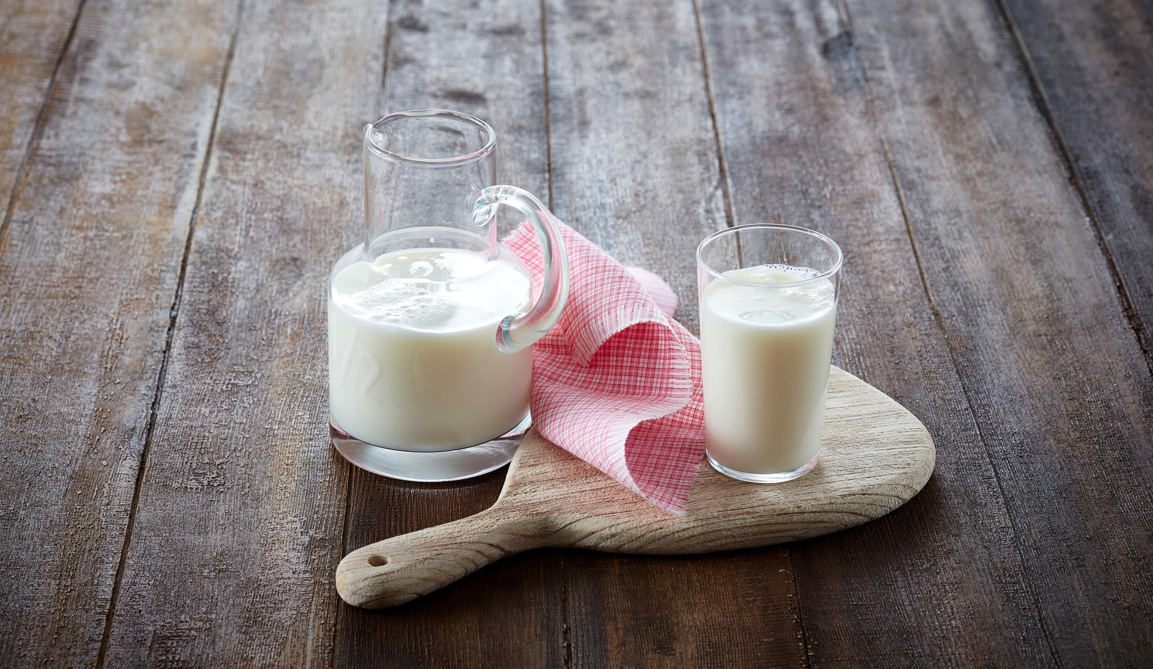 Skummet melk i mugge og glass