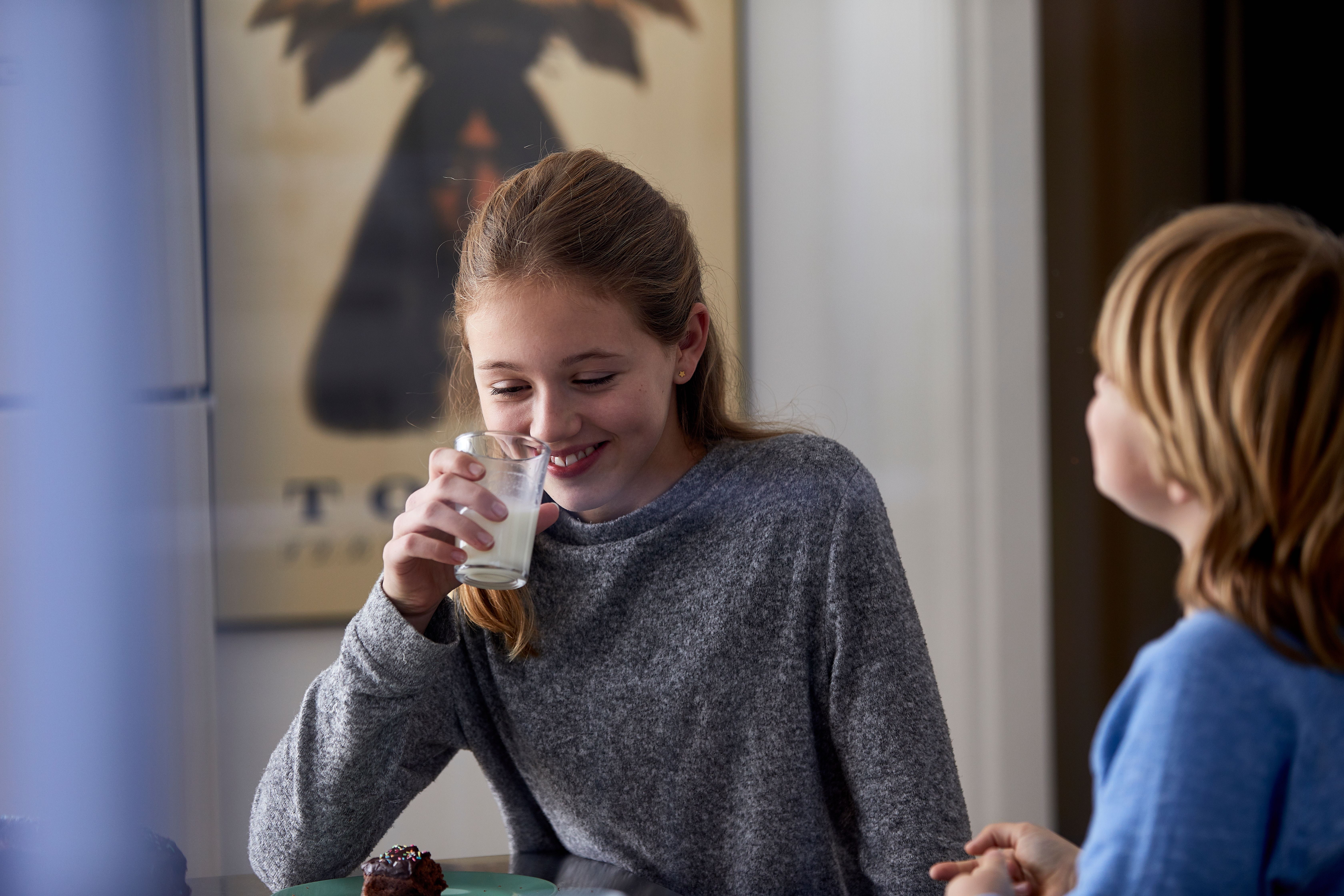 Jente som drikker melk