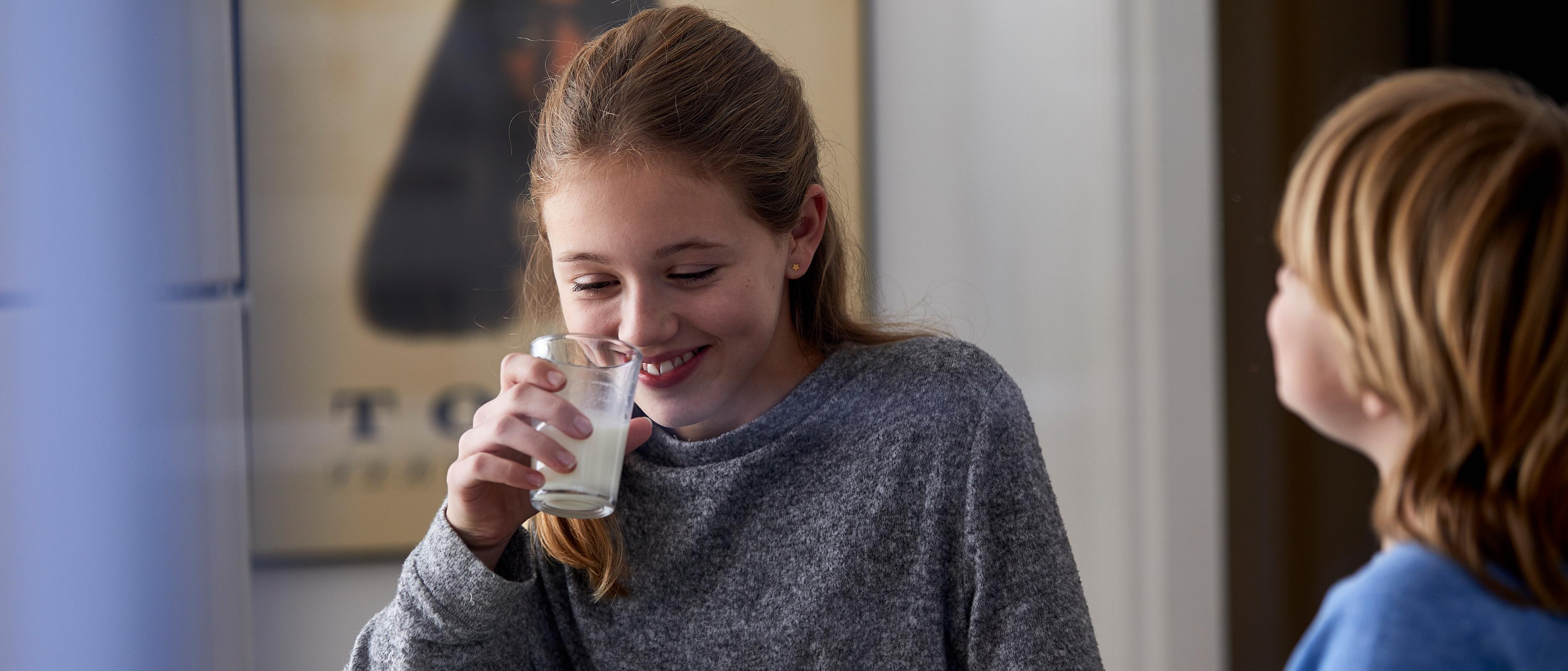 Jente som drikker melk