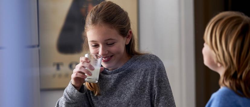 Jente som drikker melk