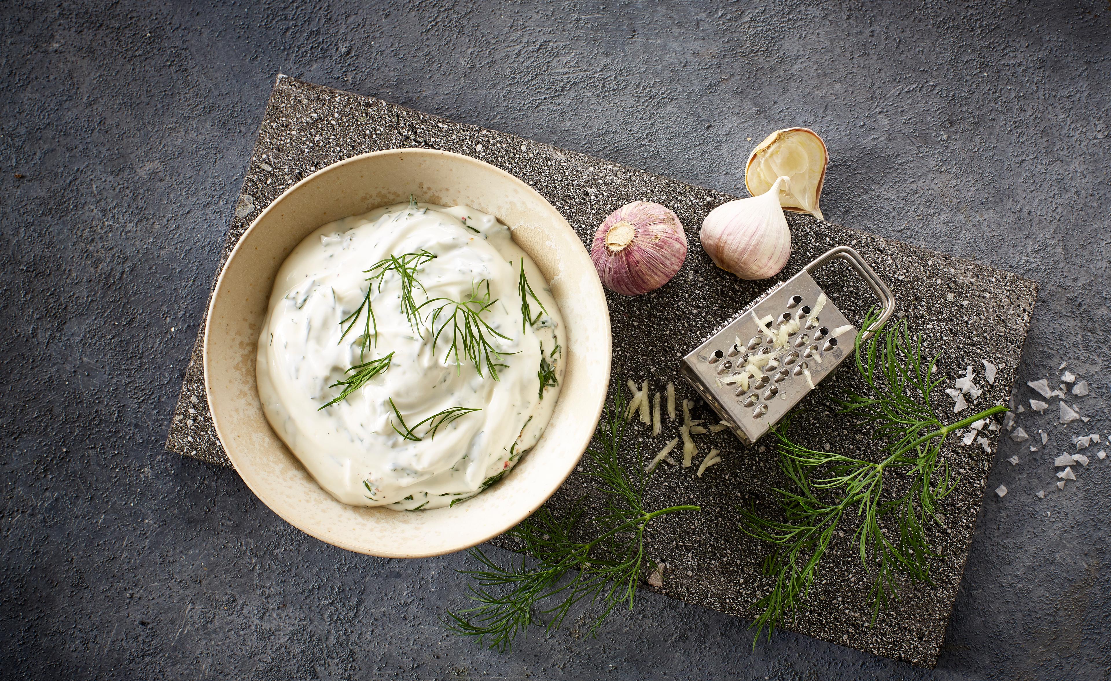Rømmedressing med kremet geitost