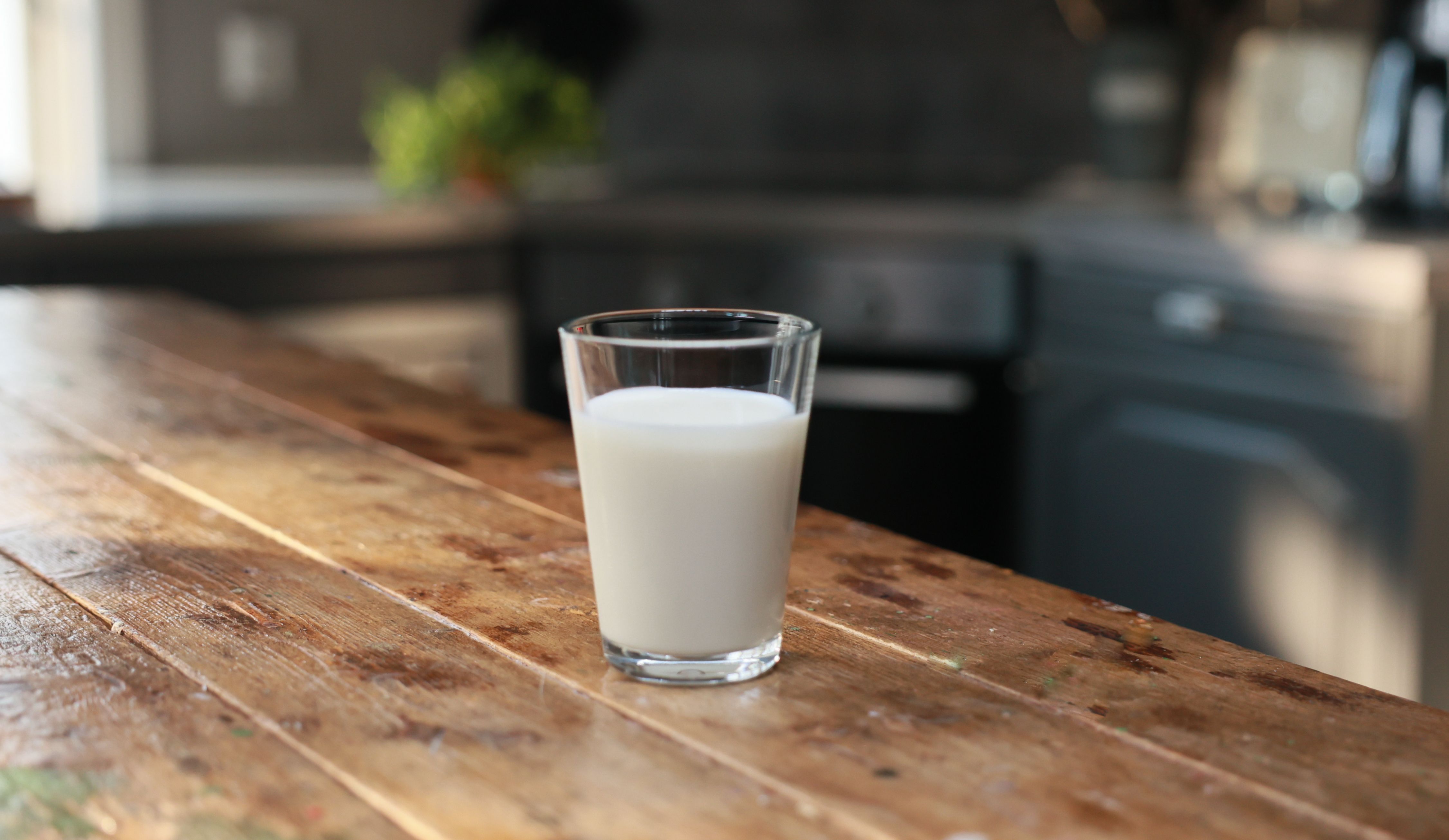 Melkeglass på trebord