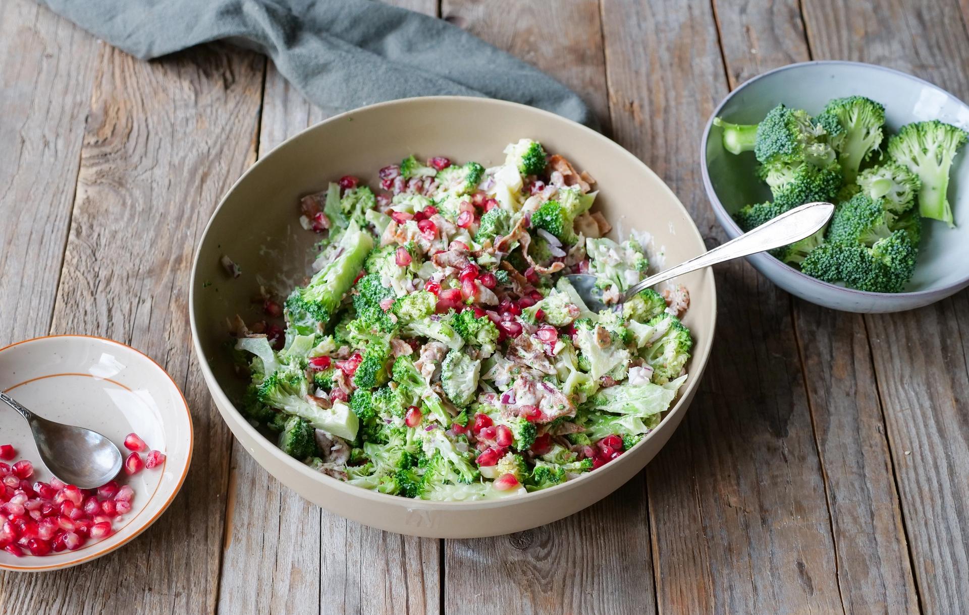 En stor bolle med brokkolisalat