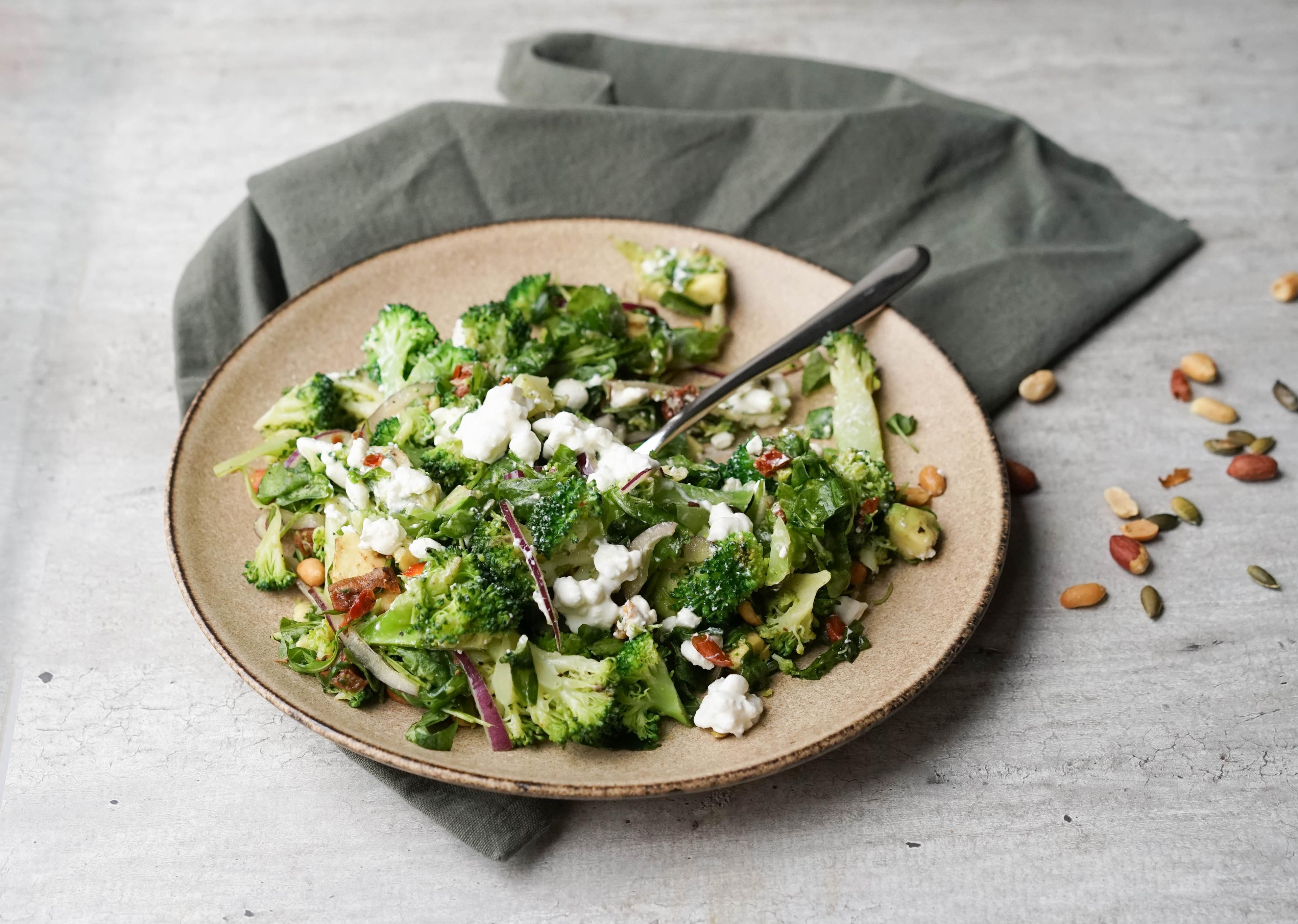 Brokkolisalat med soltørket tomat og cottage cheese