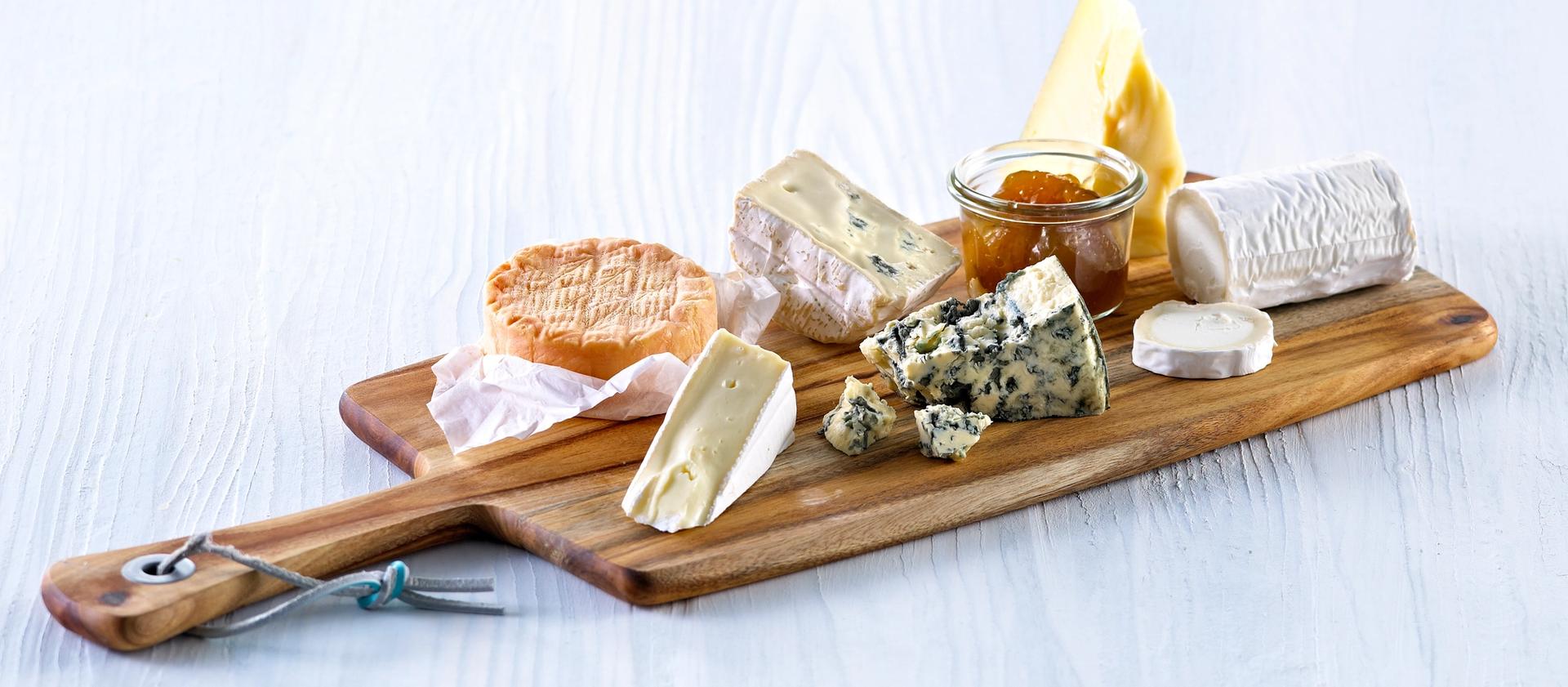 Fjøl med forskjellige oster og marmelade