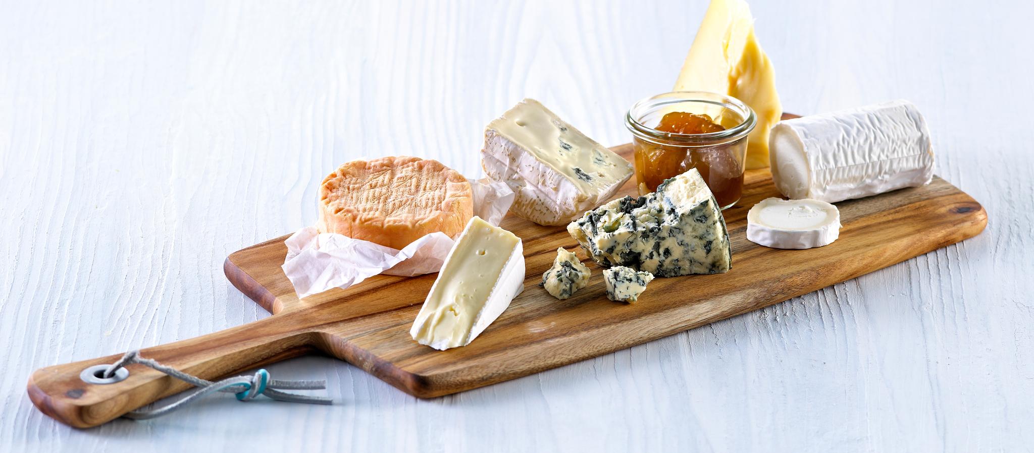 Fjøl med forskjellige oster og marmelade