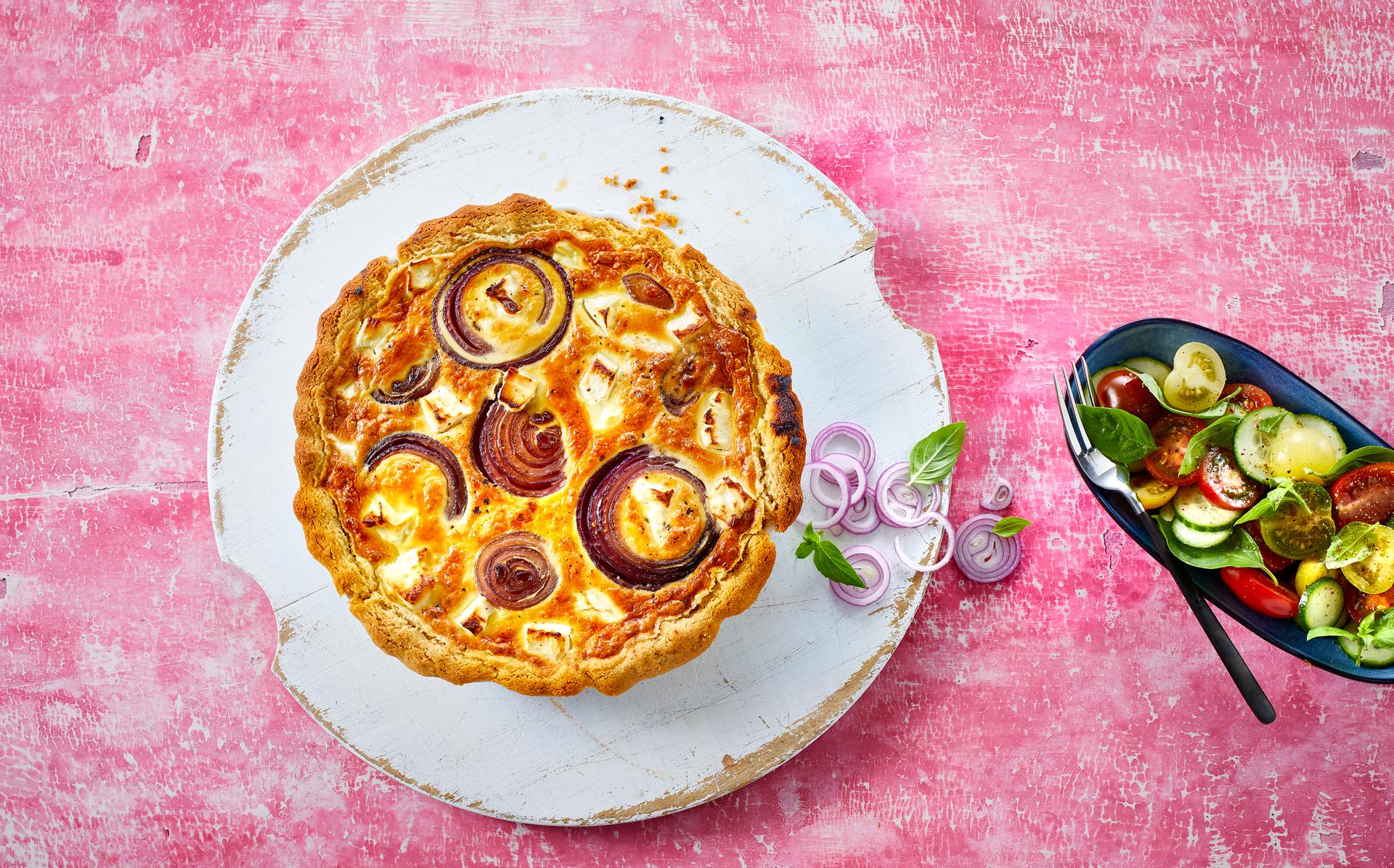 Rødløkspai med fetaost