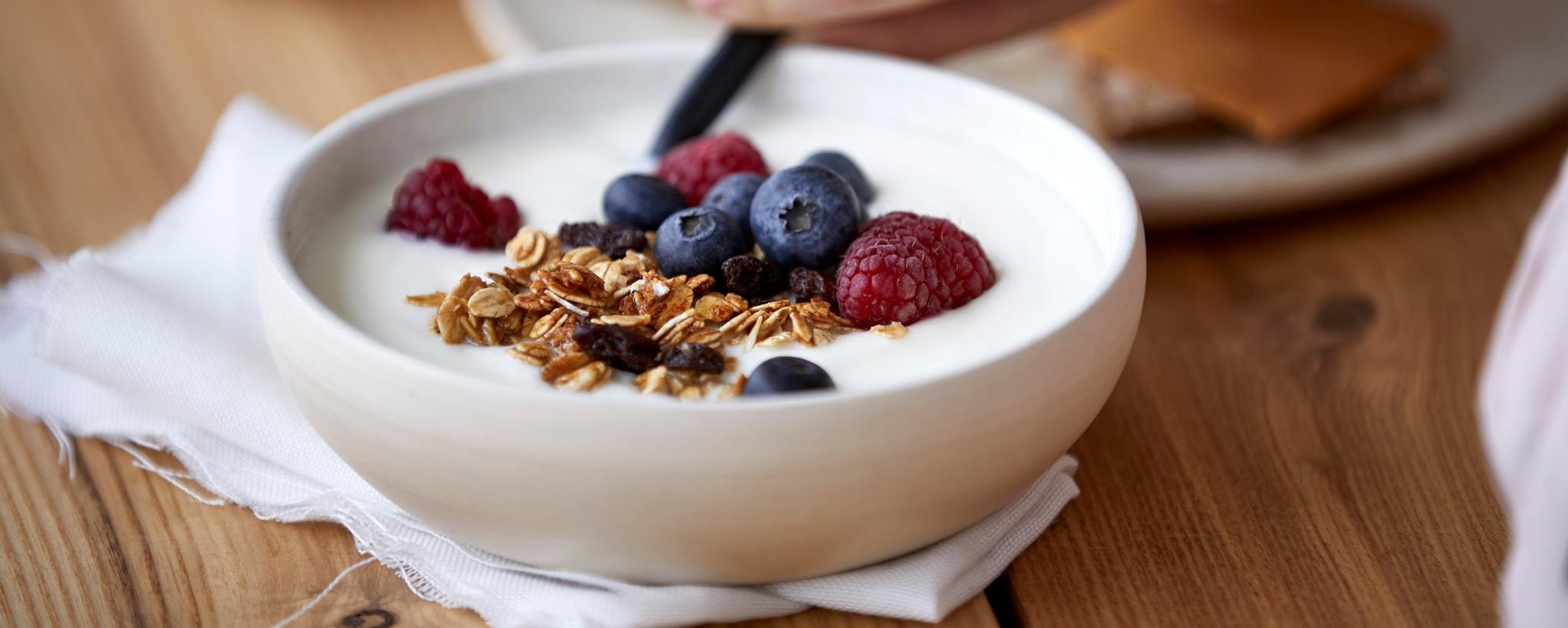 Skål med yoghurt, korn og bær