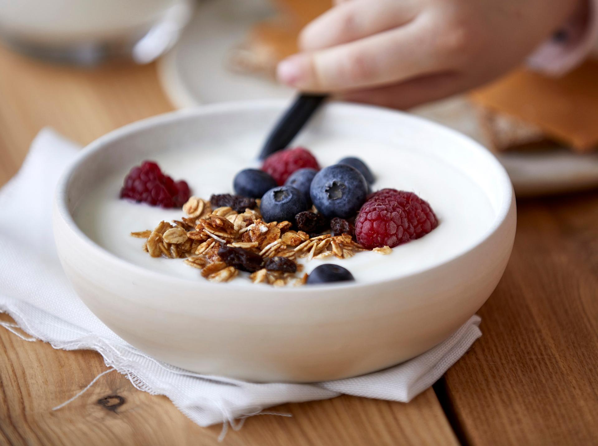 Skål med yoghurt, korn og bær
