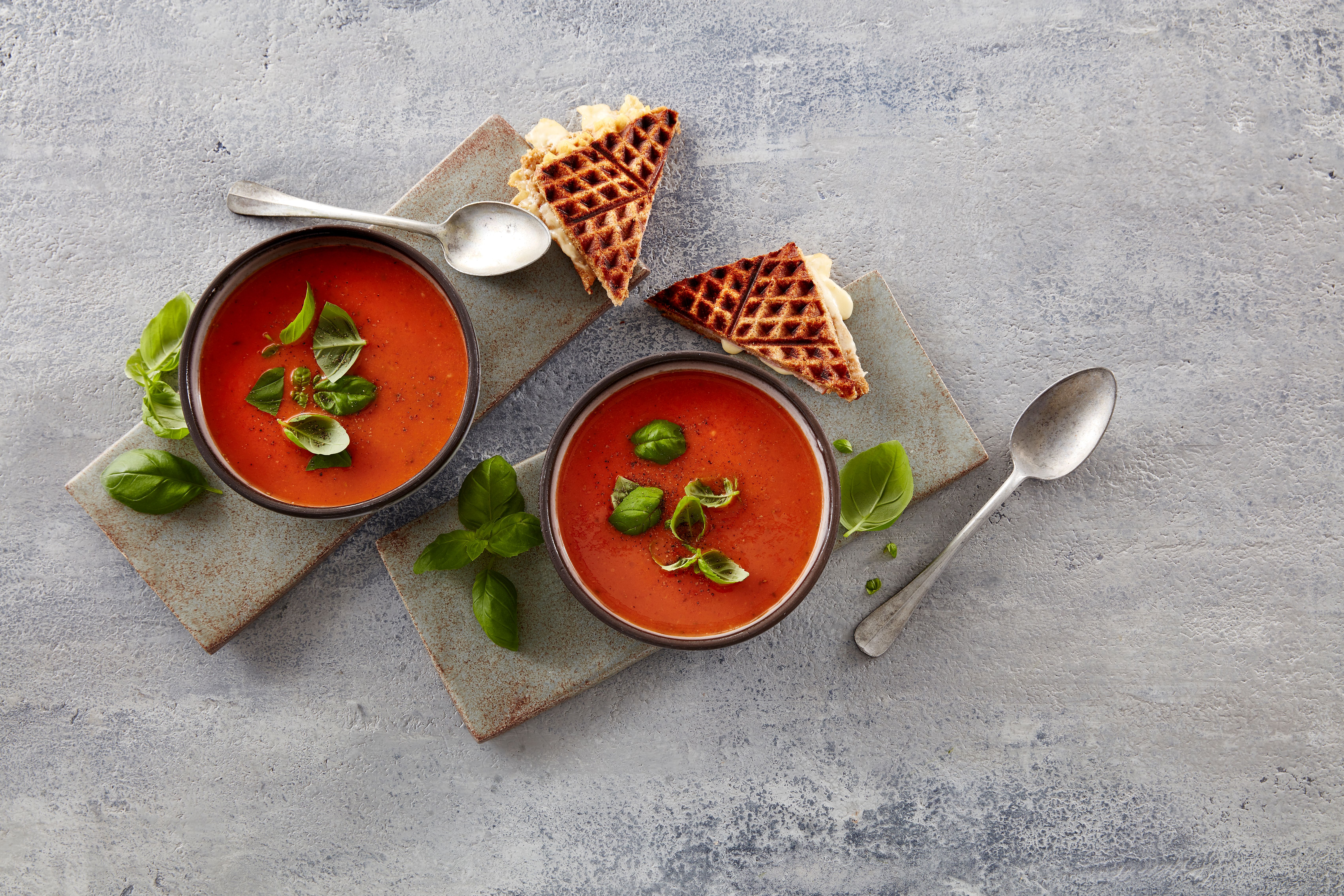 tomatsuppe med basilikum