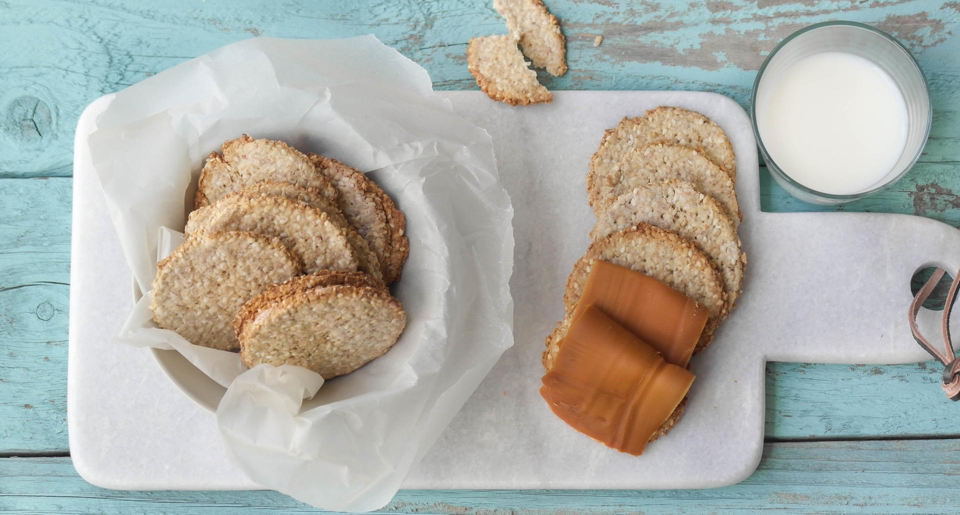 Fat med harvrekjeks, brunost og melk